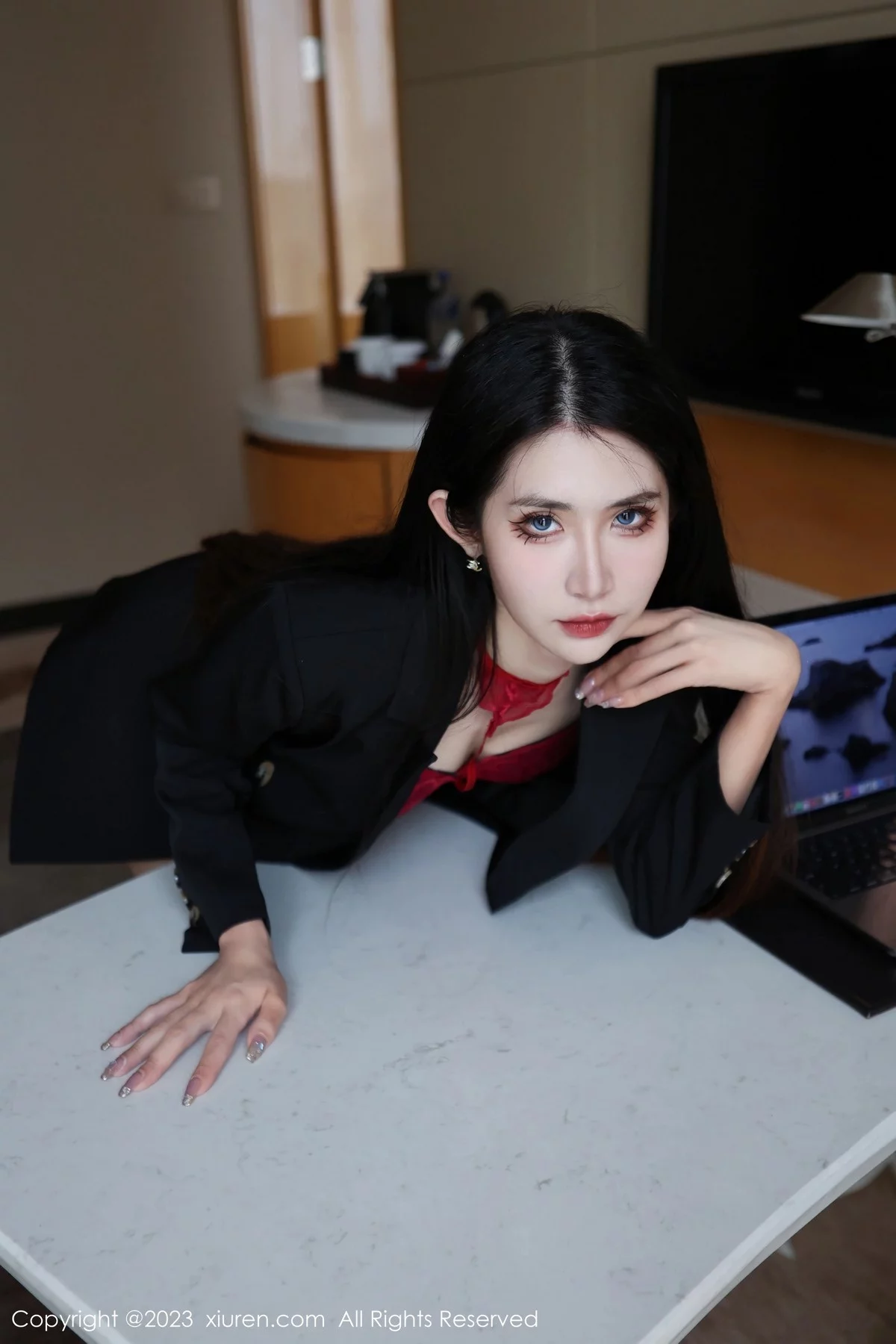 [[XiuRen秀人网]秀人网]No.6402_新人依娜Yina脱深色西服露红色蕾丝内衣秀曼妙身姿诱惑写真112P