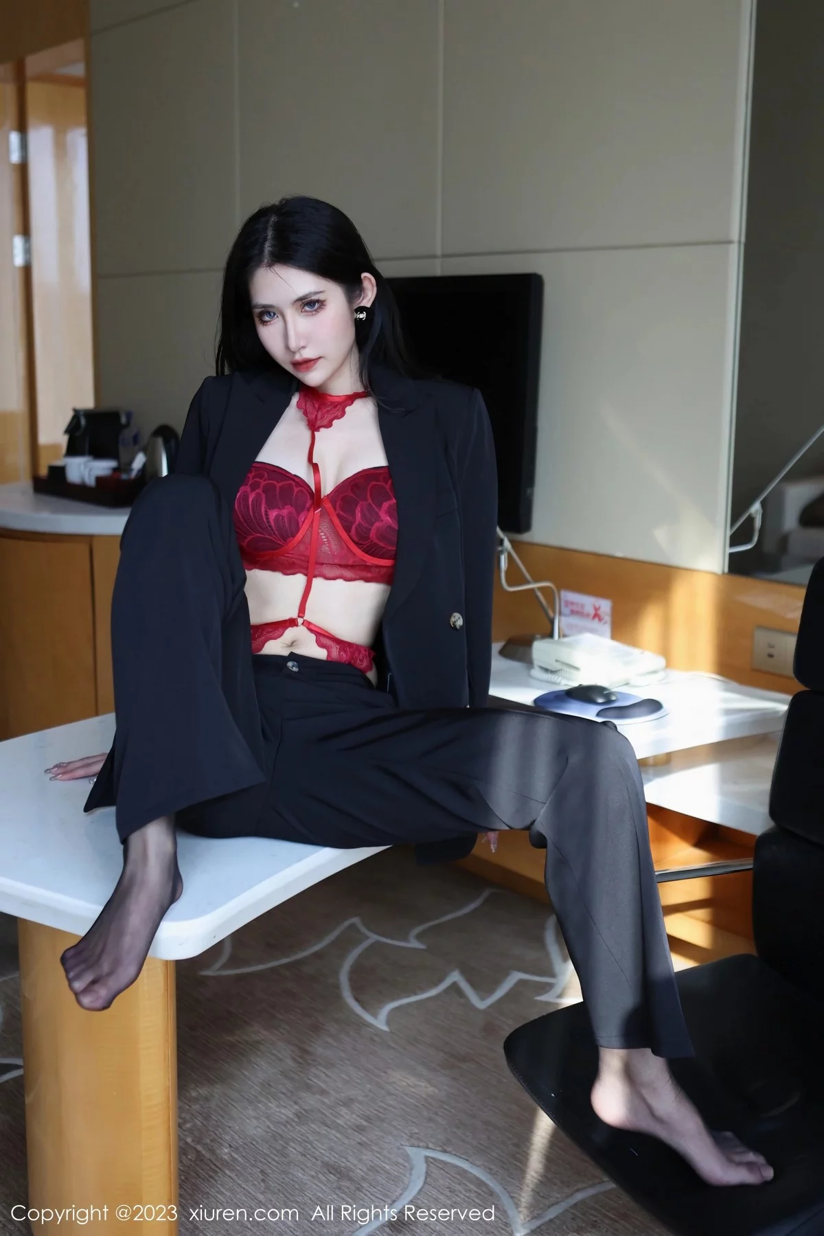 [[XiuRen秀人网]秀人网]No.6402_新人依娜Yina脱深色西服露红色蕾丝内衣秀曼妙身姿诱惑写真112P