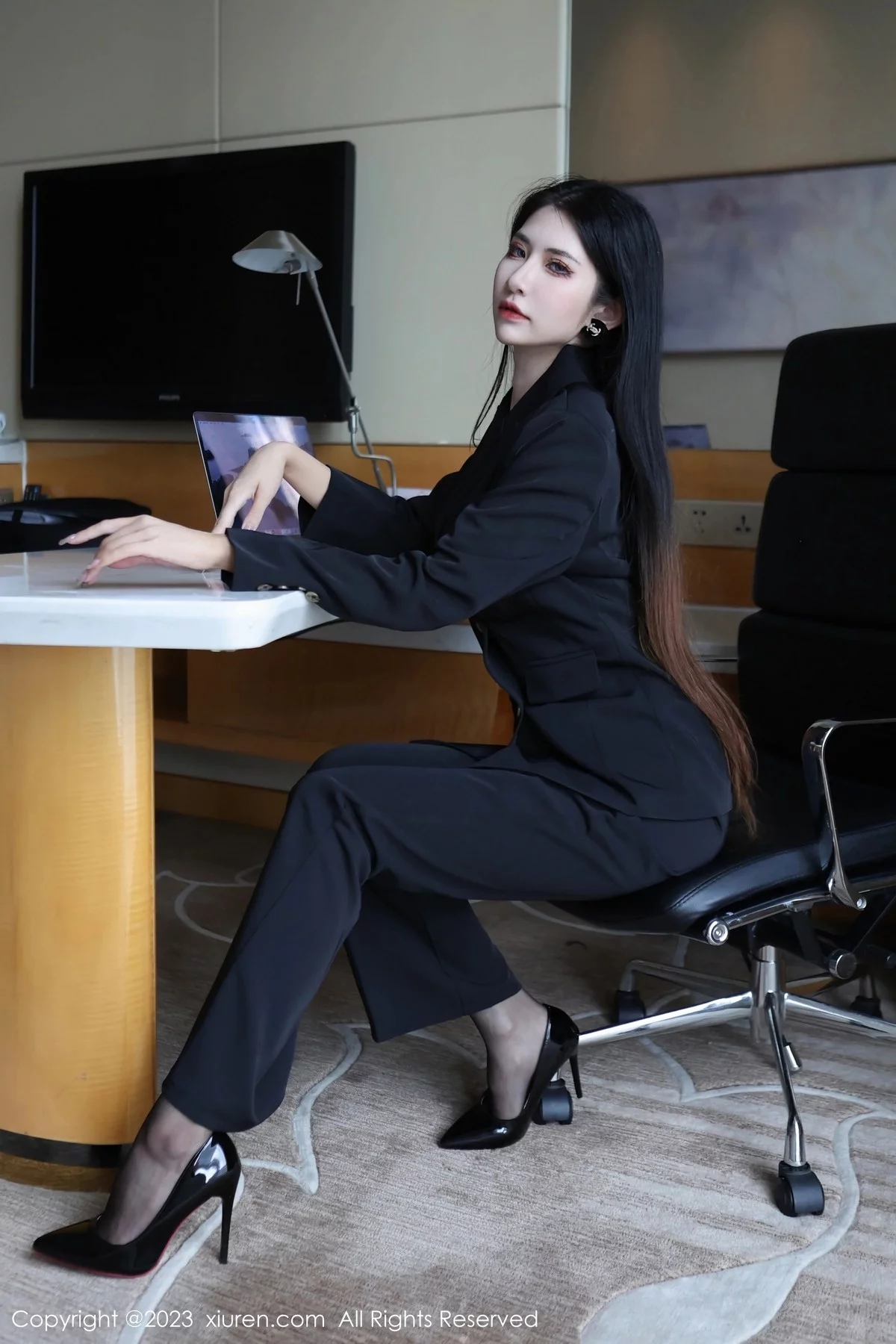 [[XiuRen秀人网]秀人网]No.6402_新人依娜Yina脱深色西服露红色蕾丝内衣秀曼妙身姿诱惑写真112P