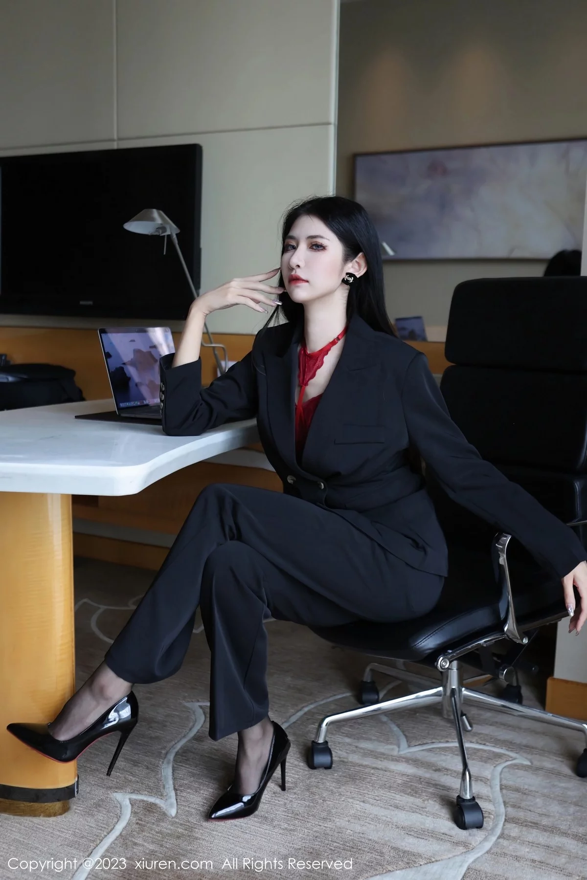 [[XiuRen秀人网]秀人网]No.6402_新人依娜Yina脱深色西服露红色蕾丝内衣秀曼妙身姿诱惑写真112P