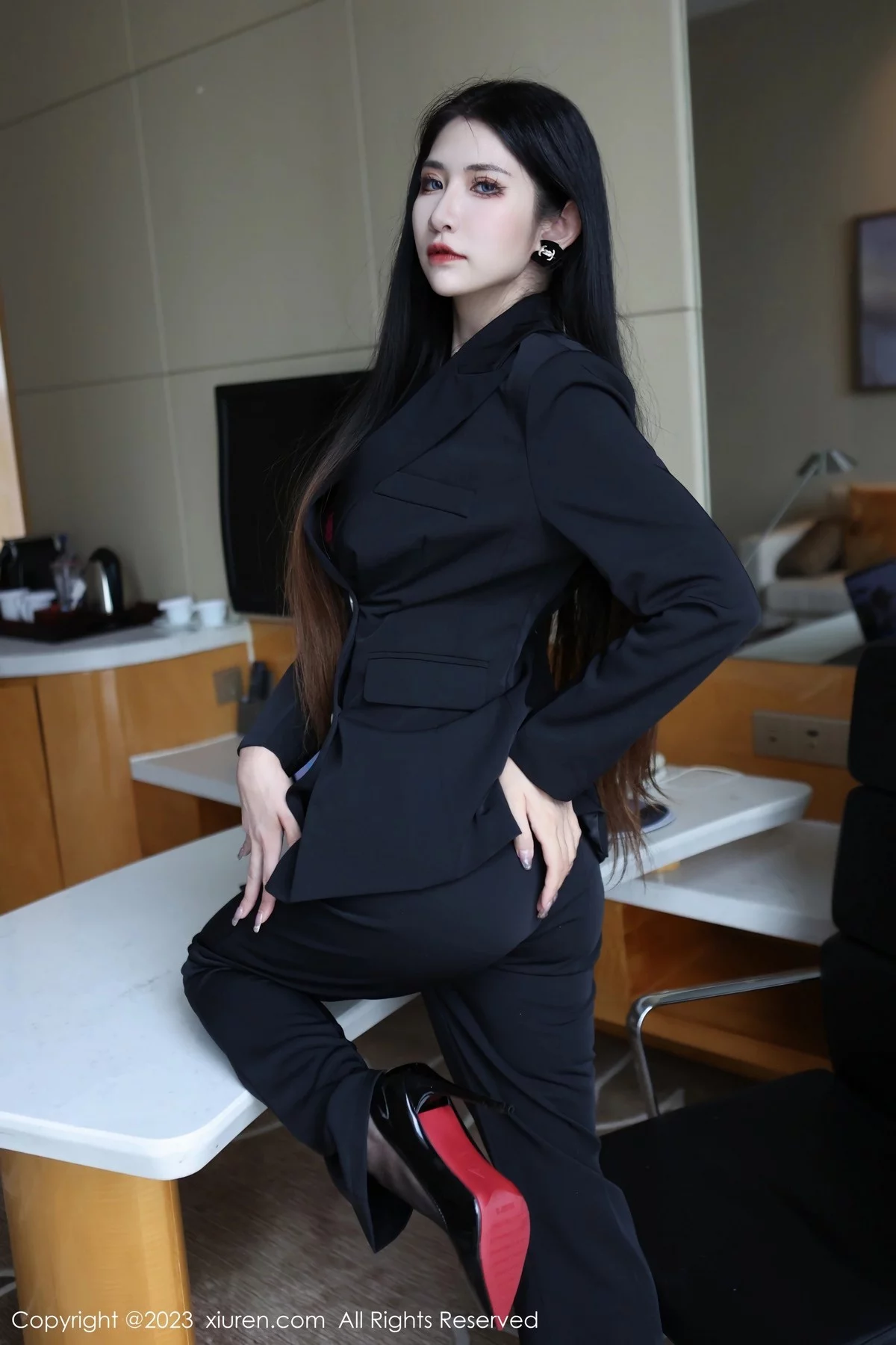 [[XiuRen秀人网]秀人网]No.6402_新人依娜Yina脱深色西服露红色蕾丝内衣秀曼妙身姿诱惑写真112P