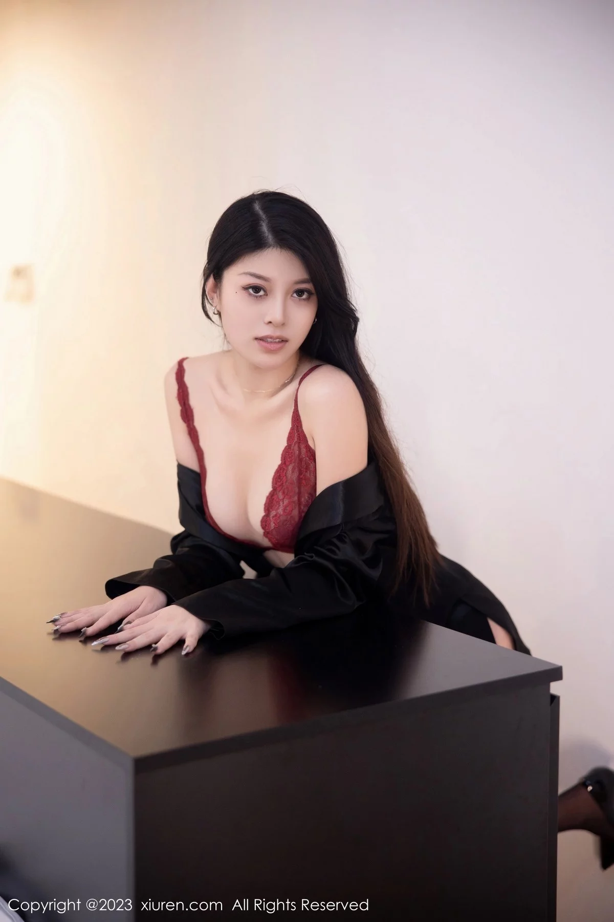 [[XiuRen秀人网]秀人网]No.6409_新人模特四月月脱深色西服露红色蕾丝内衣配黑丝吊袜诱惑写真76P