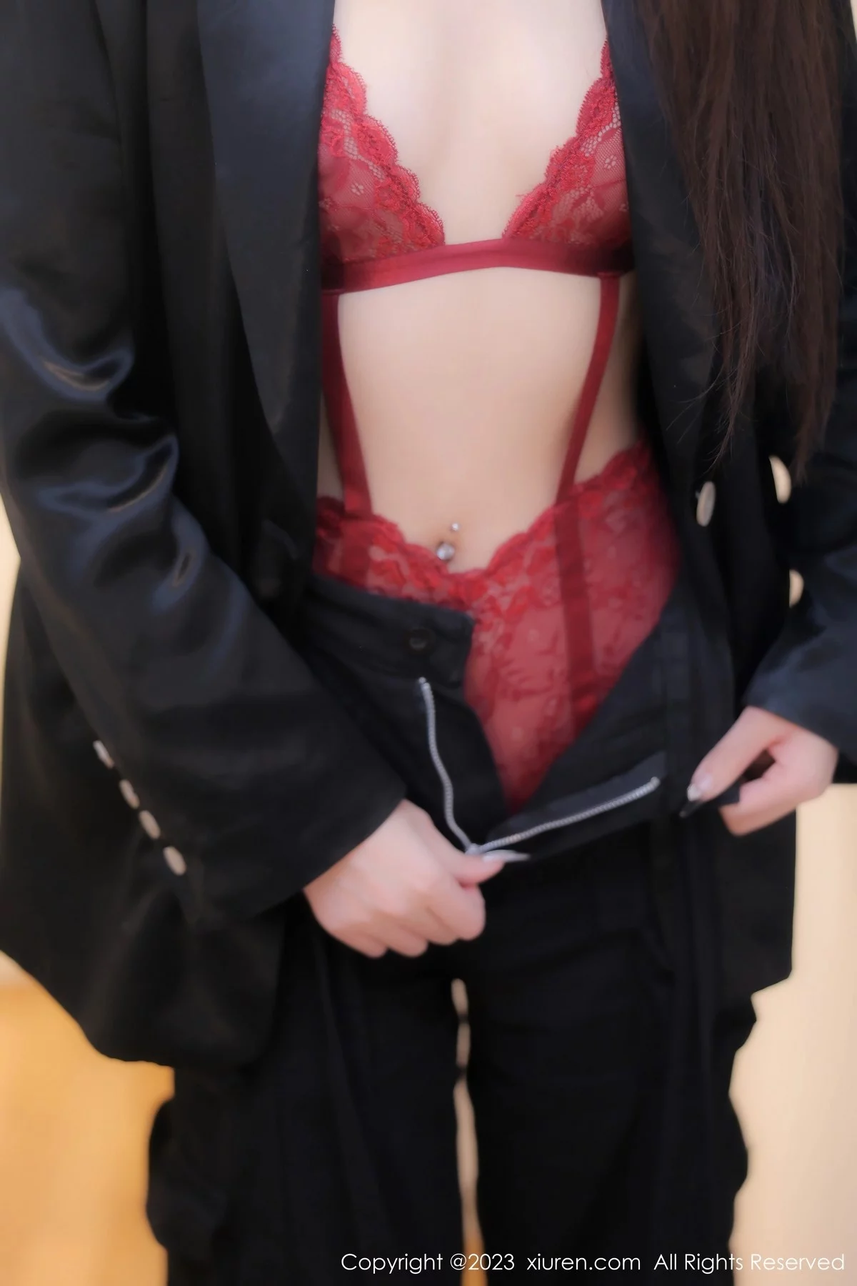 [[XiuRen秀人网]秀人网]No.6409_新人模特四月月脱深色西服露红色蕾丝内衣配黑丝吊袜诱惑写真76P