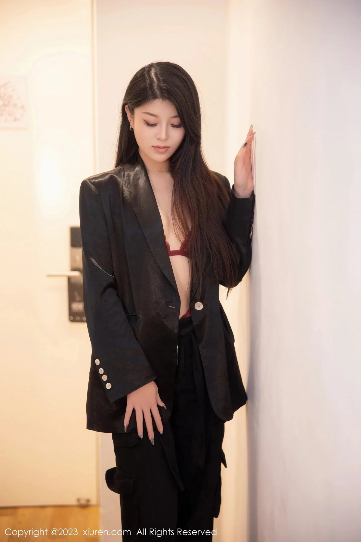 [[XiuRen秀人网]秀人网]No.6409_新人模特四月月脱深色西服露红色蕾丝内衣配黑丝吊袜诱惑写真76P