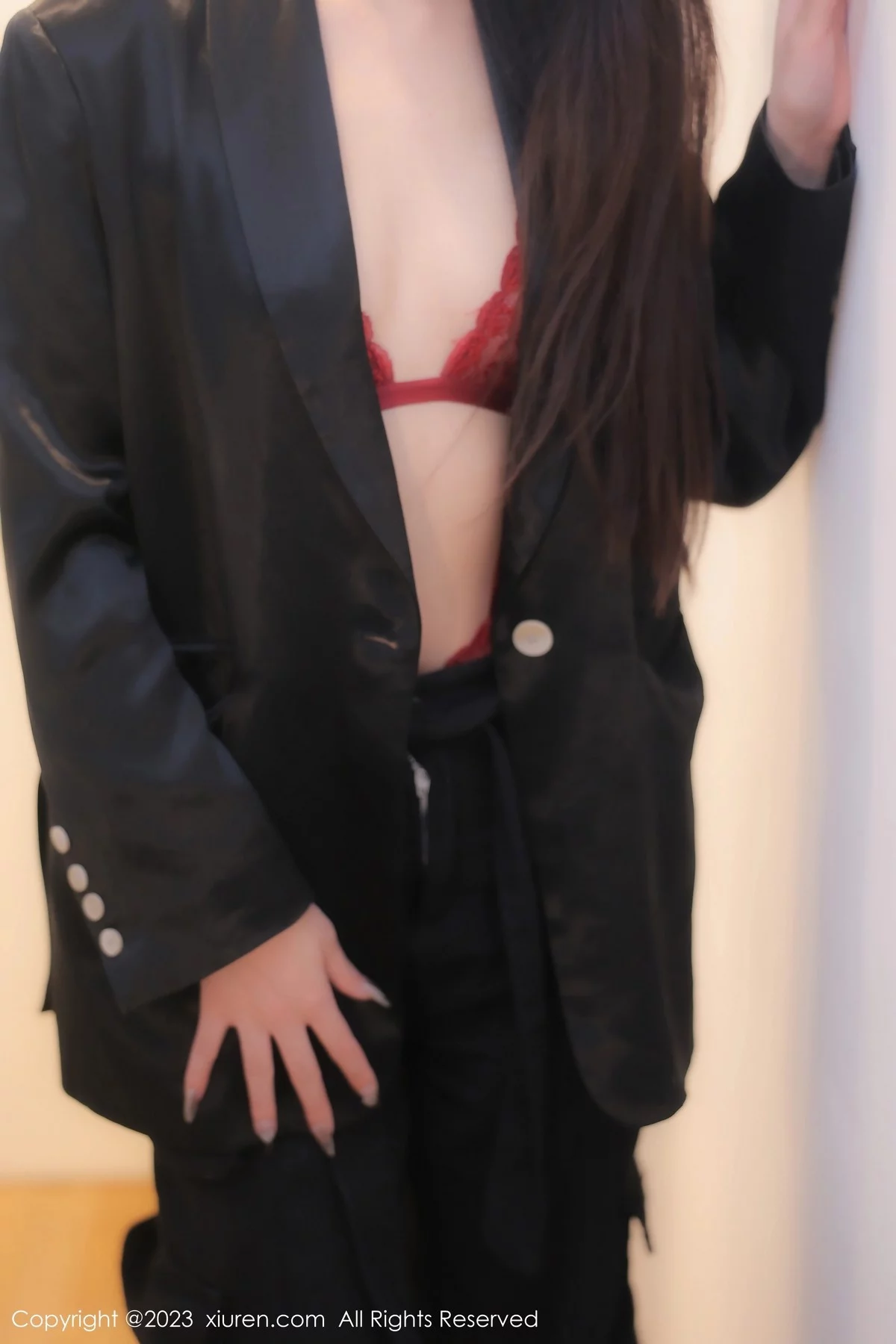 [[XiuRen秀人网]秀人网]No.6409_新人模特四月月脱深色西服露红色蕾丝内衣配黑丝吊袜诱惑写真76P