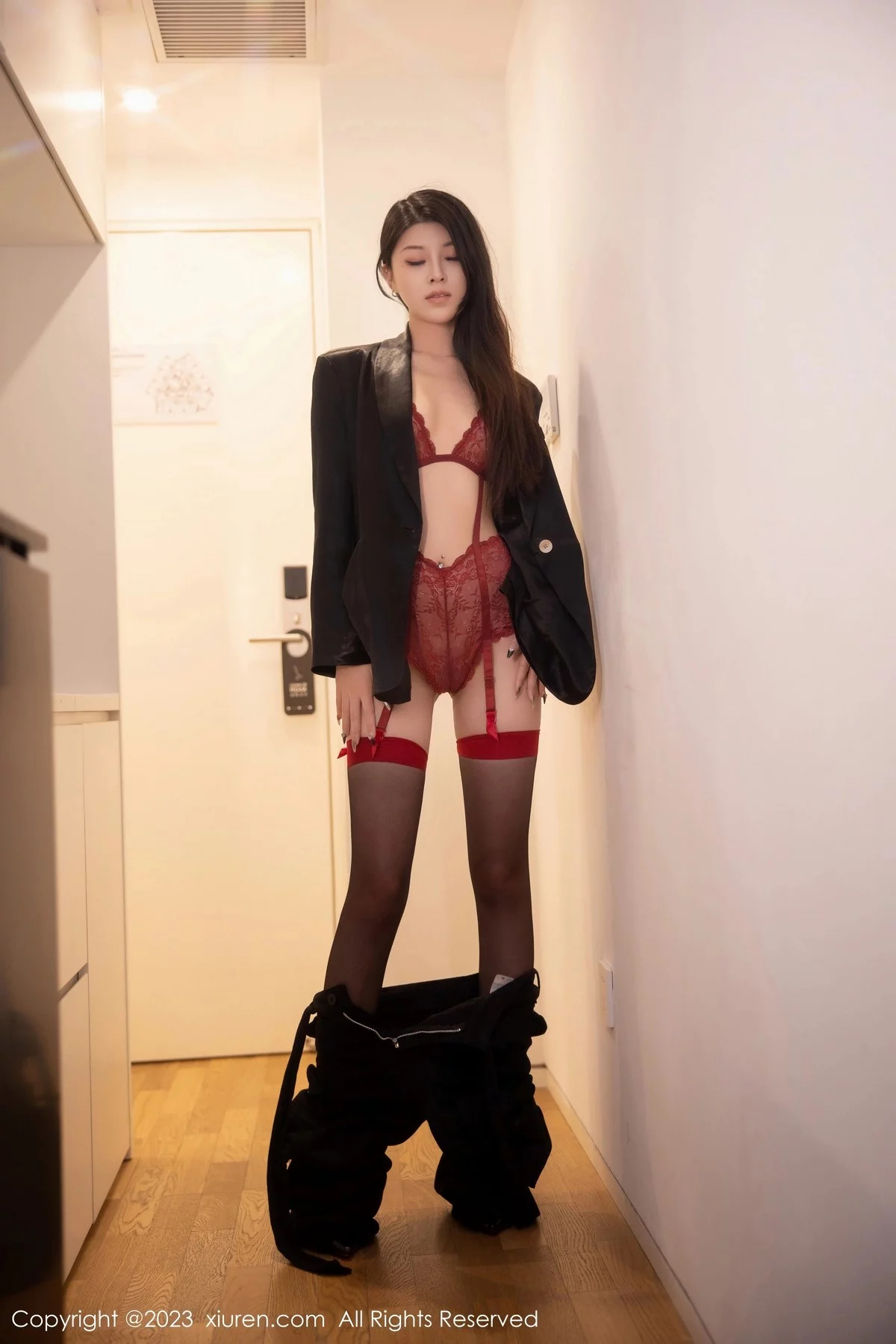 [[XiuRen秀人网]秀人网]No.6409_新人模特四月月脱深色西服露红色蕾丝内衣配黑丝吊袜诱惑写真76P