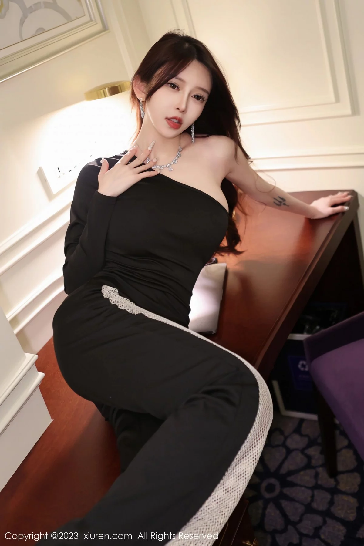 [[XiuRen秀人网]秀人网]No.6417_模特玉兔miki脱黑色简约套装露黑色蕾丝内衣超薄黑丝诱惑写真95P