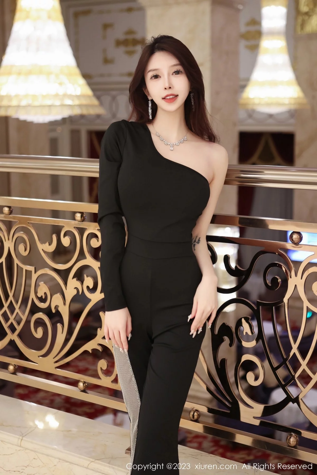 [[XiuRen秀人网]秀人网]No.6417_模特玉兔miki脱黑色简约套装露黑色蕾丝内衣超薄黑丝诱惑写真95P