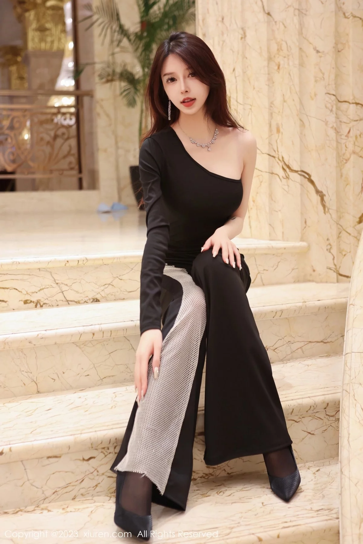 [[XiuRen秀人网]秀人网]No.6417_模特玉兔miki脱黑色简约套装露黑色蕾丝内衣超薄黑丝诱惑写真95P