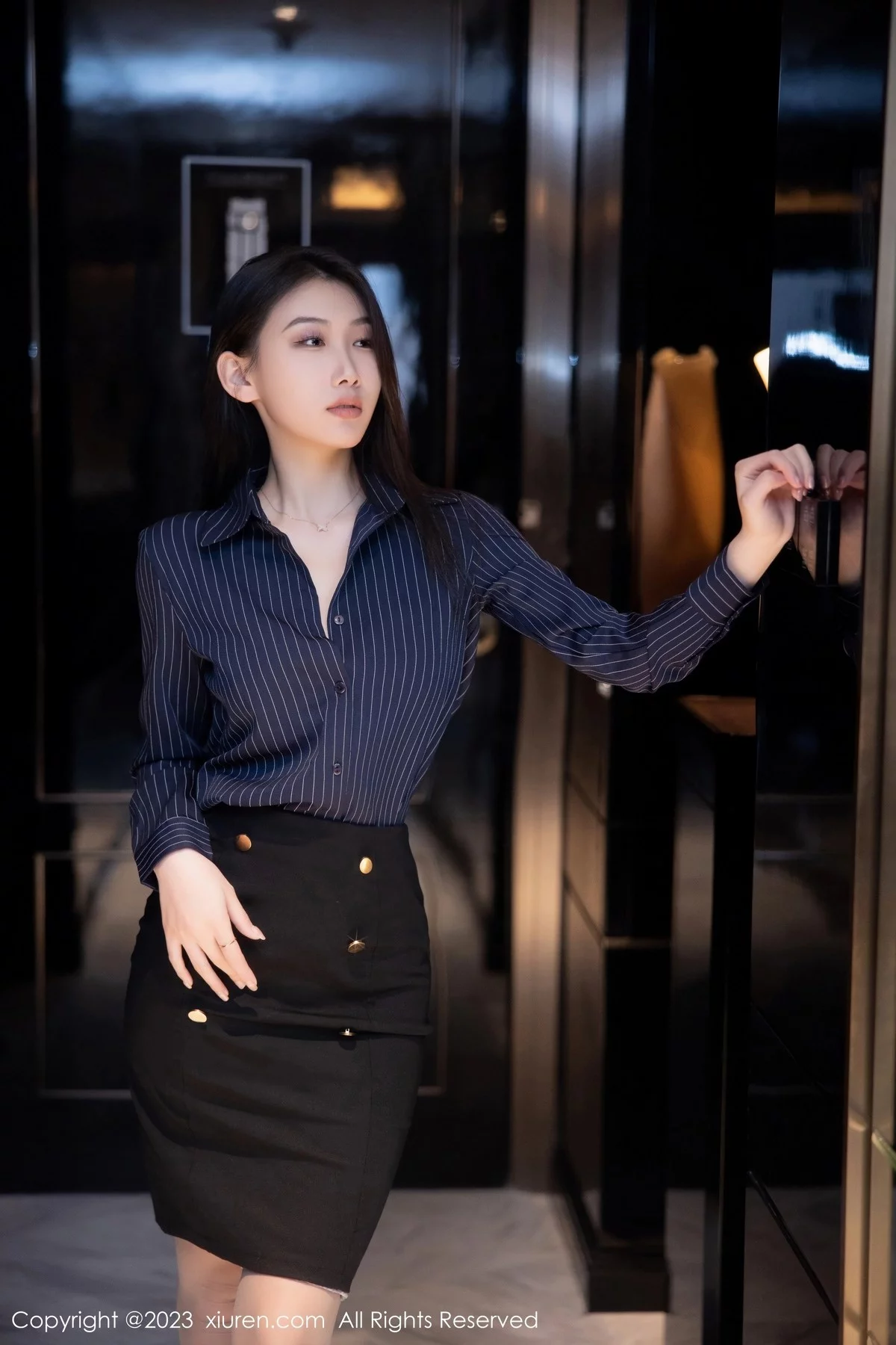 [[XiuRen秀人网]秀人网]No.6418_模特李佳芮cherie深色条纹服配短裙露黑色蕾丝情趣内衣诱惑写真75P