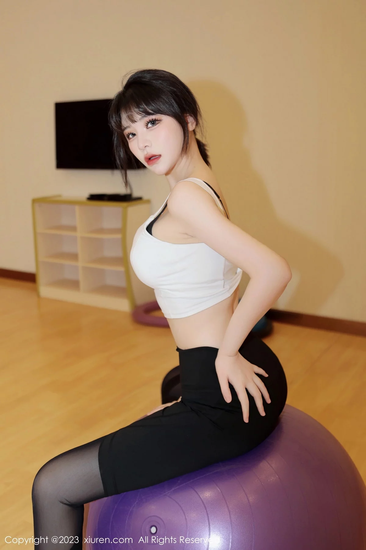 [[XiuRen秀人网]秀人网]No.6289_模特桃桃子白色短款上衣配瑜伽裤半脱露性感内衣完美诱惑写真80P