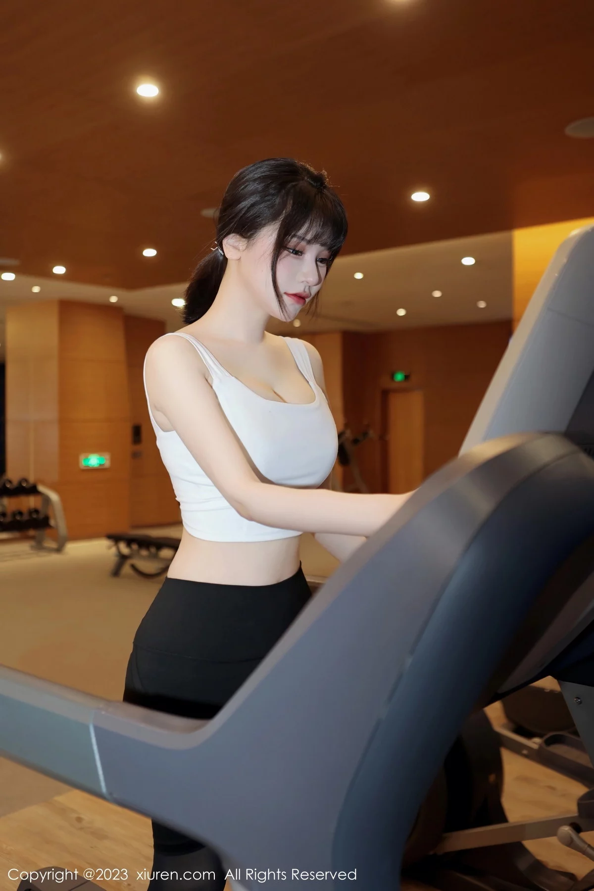 [[XiuRen秀人网]秀人网]No.6289_模特桃桃子白色短款上衣配瑜伽裤半脱露性感内衣完美诱惑写真80P