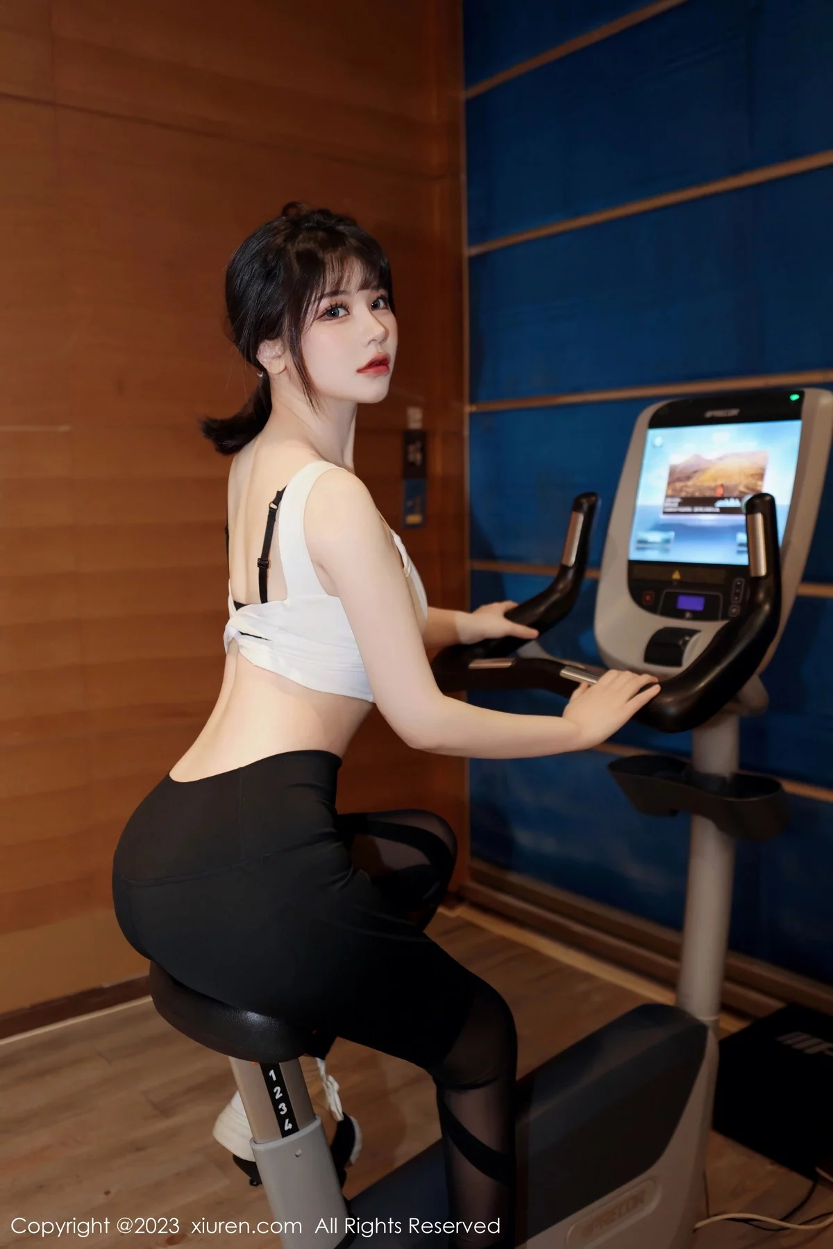 [[XiuRen秀人网]秀人网]No.6289_模特桃桃子白色短款上衣配瑜伽裤半脱露性感内衣完美诱惑写真80P