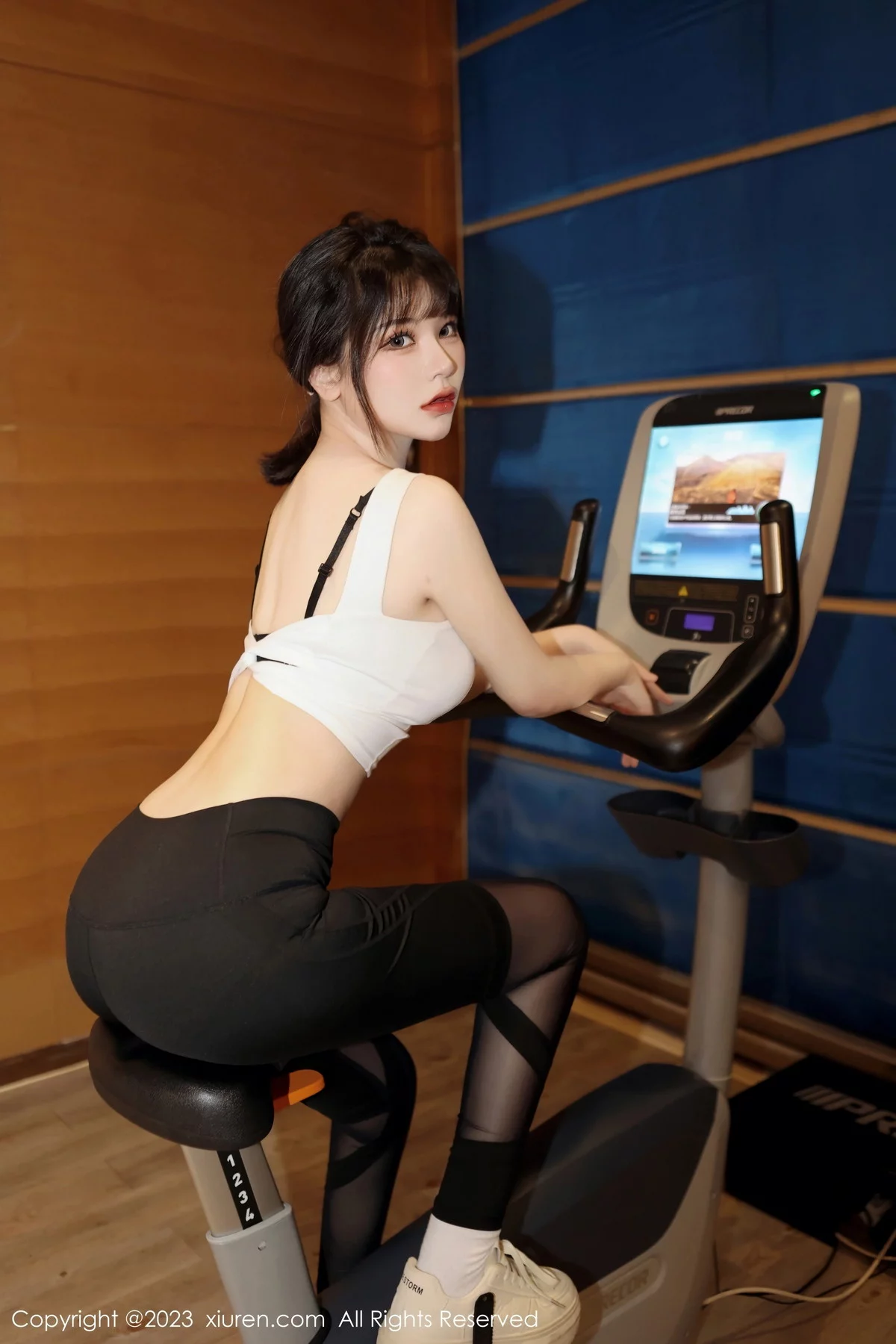 [[XiuRen秀人网]秀人网]No.6289_模特桃桃子白色短款上衣配瑜伽裤半脱露性感内衣完美诱惑写真80P