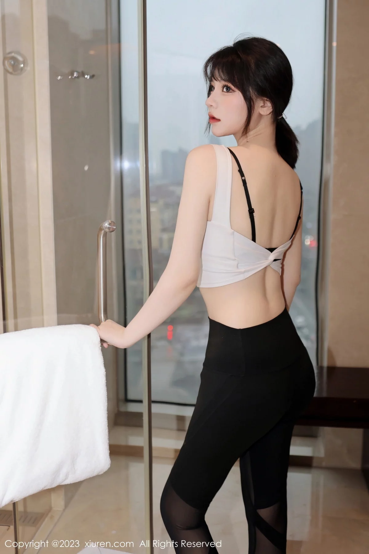 [[XiuRen秀人网]秀人网]No.6289_模特桃桃子白色短款上衣配瑜伽裤半脱露性感内衣完美诱惑写真80P