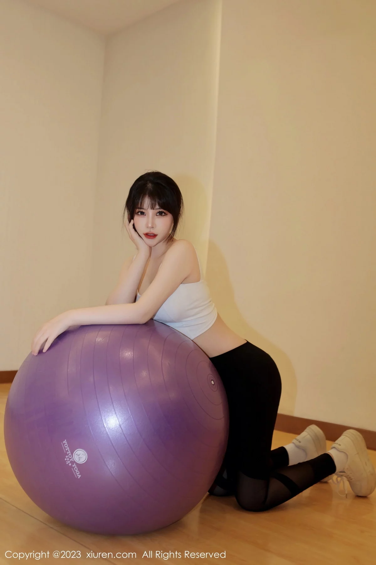 [[XiuRen秀人网]秀人网]No.6289_模特桃桃子白色短款上衣配瑜伽裤半脱露性感内衣完美诱惑写真80P