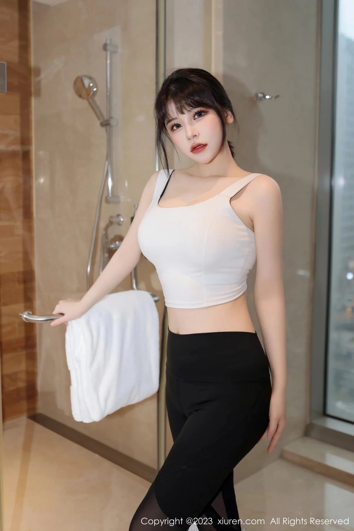 [[XiuRen秀人网]秀人网]No.6289_模特桃桃子白色短款上衣配瑜伽裤半脱露性感内衣完美诱惑写真80P