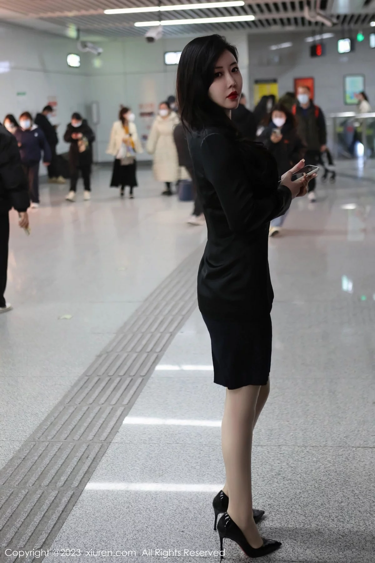 [[XiuRen秀人网]秀人网]No.6421_模特王婉悠Queen性感浅黑色OL服露红色情趣内衣丰满诱惑写真93P