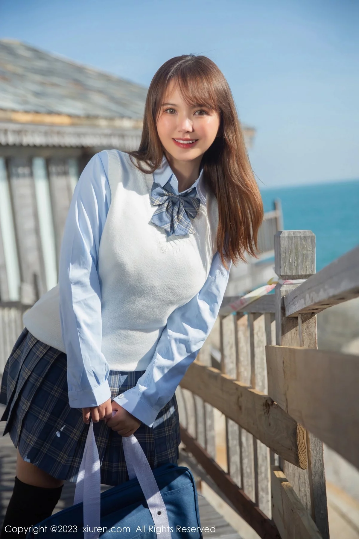 [[XiuRen秀人网]秀人网]No.6423_模特张思允Nice海边场景淡蓝色上衣配格子裙露浅色内衣诱惑写真81P