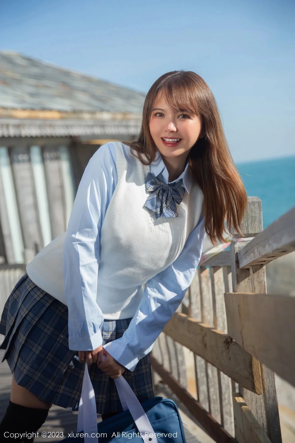 [[XiuRen秀人网]秀人网]No.6423_模特张思允Nice海边场景淡蓝色上衣配格子裙露浅色内衣诱惑写真81P