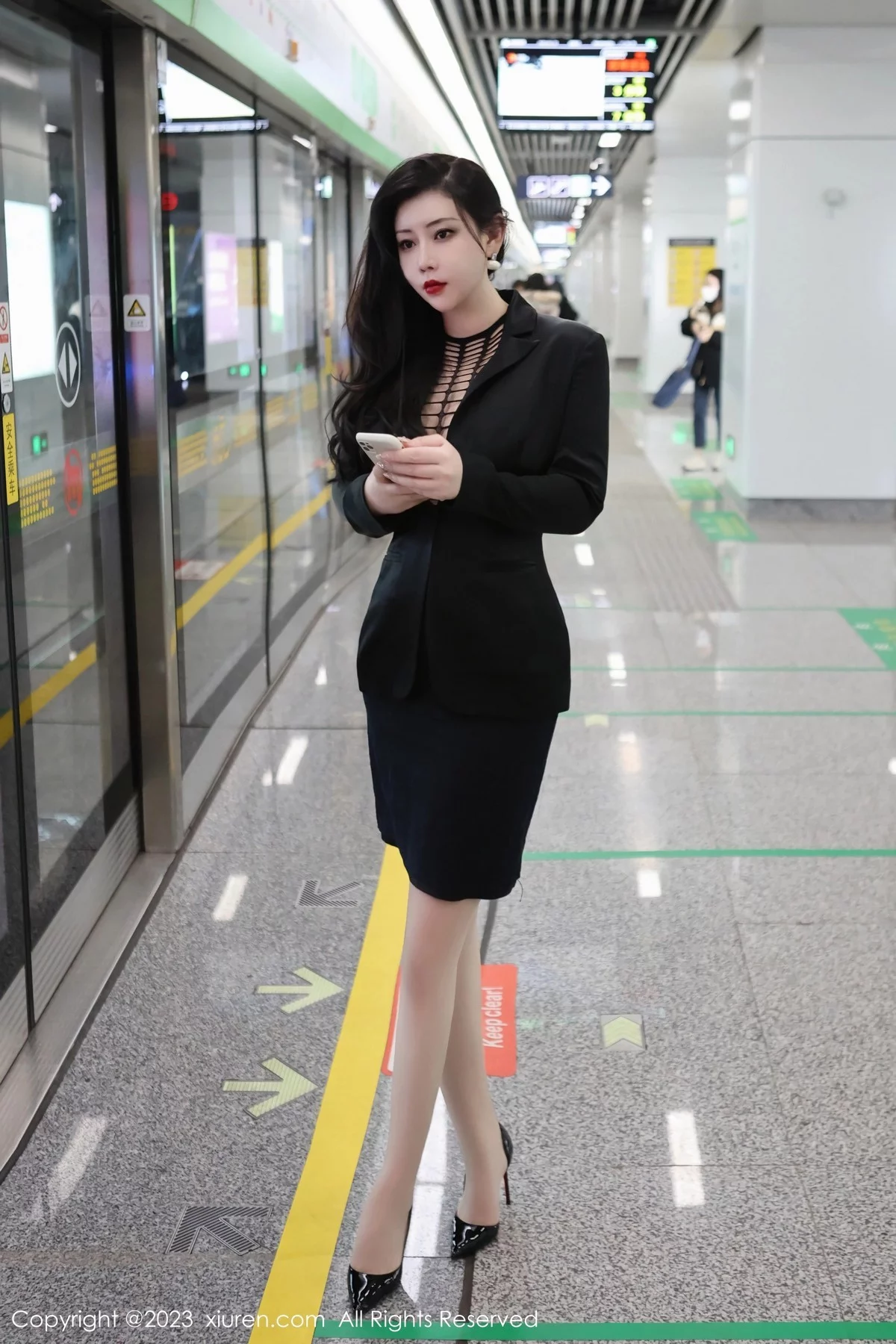 [[XiuRen秀人网]秀人网]No.6421_模特王婉悠Queen性感浅黑色OL服露红色情趣内衣丰满诱惑写真93P