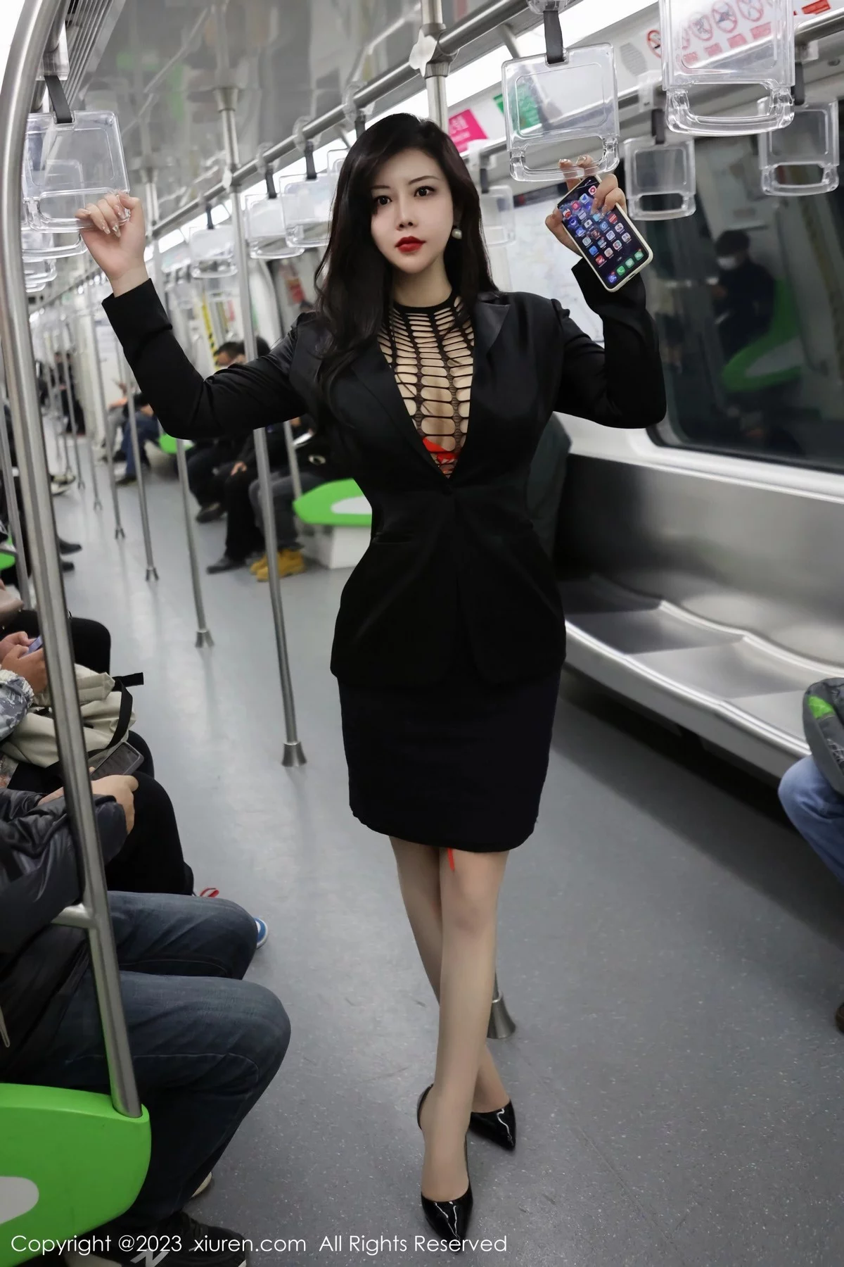 [[XiuRen秀人网]秀人网]No.6421_模特王婉悠Queen性感浅黑色OL服露红色情趣内衣丰满诱惑写真93P