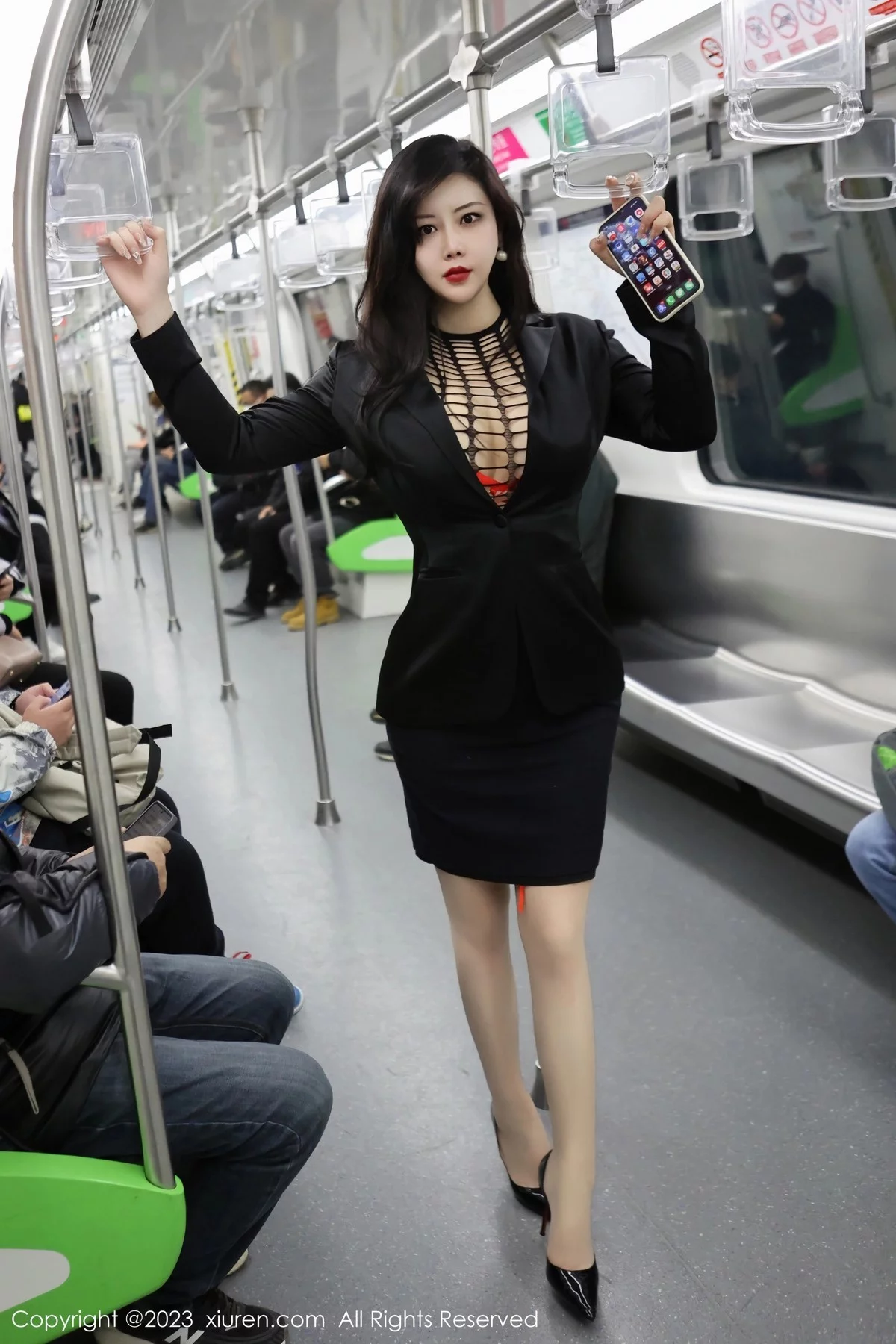 [[XiuRen秀人网]秀人网]No.6421_模特王婉悠Queen性感浅黑色OL服露红色情趣内衣丰满诱惑写真93P