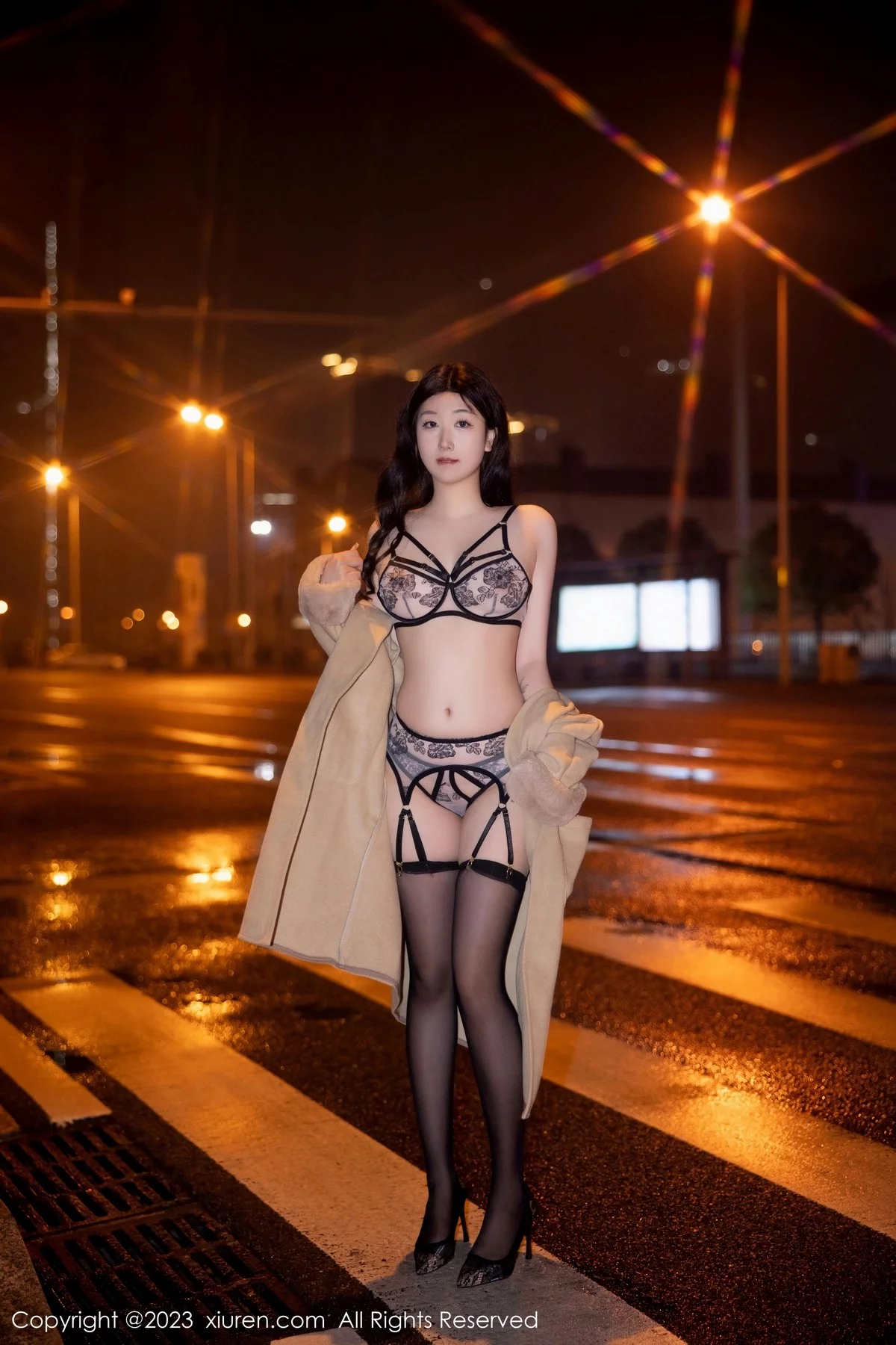 [[XiuRen秀人网]秀人网]No.6424_模特江真真脱外套露性感蕾丝内衣配黑丝吊袜秀完美身材诱惑写真66P