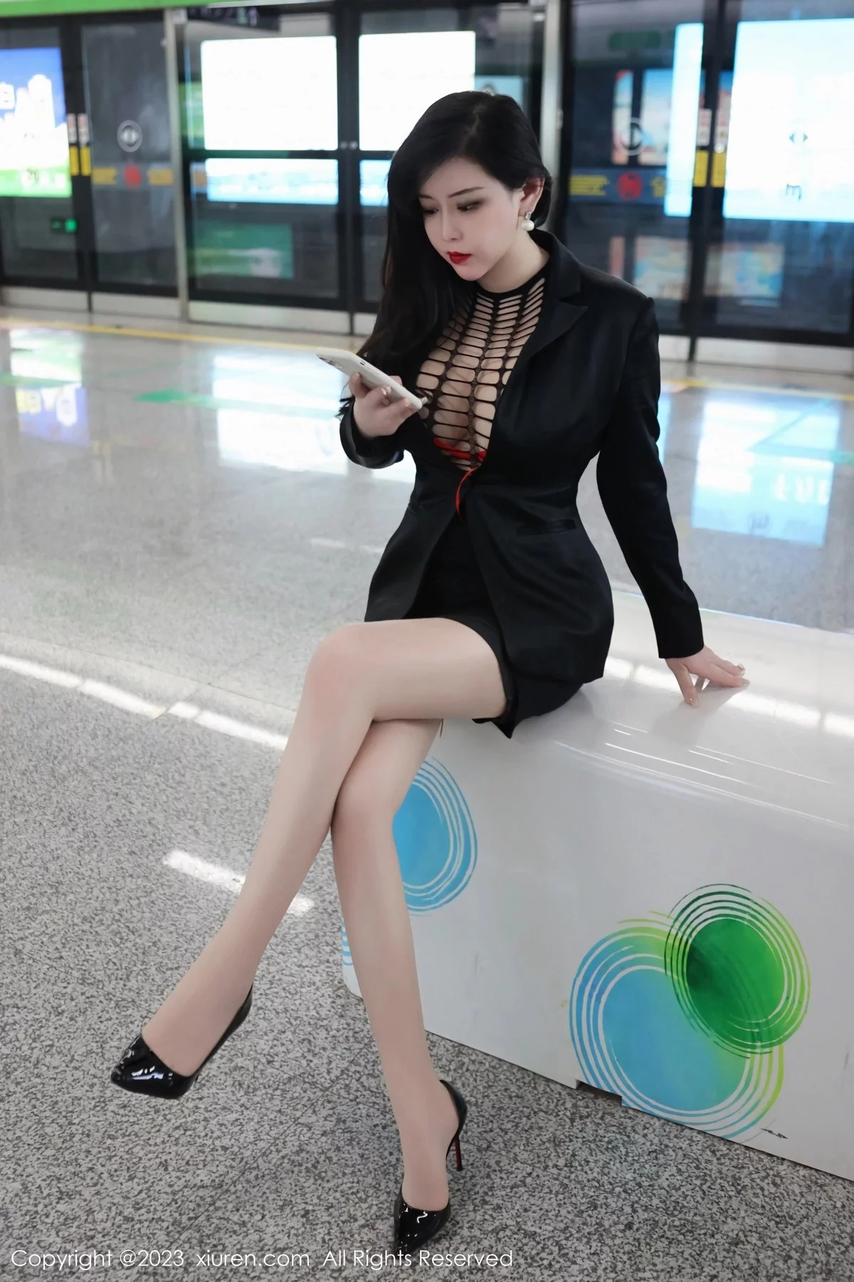 [[XiuRen秀人网]秀人网]No.6421_模特王婉悠Queen性感浅黑色OL服露红色情趣内衣丰满诱惑写真93P