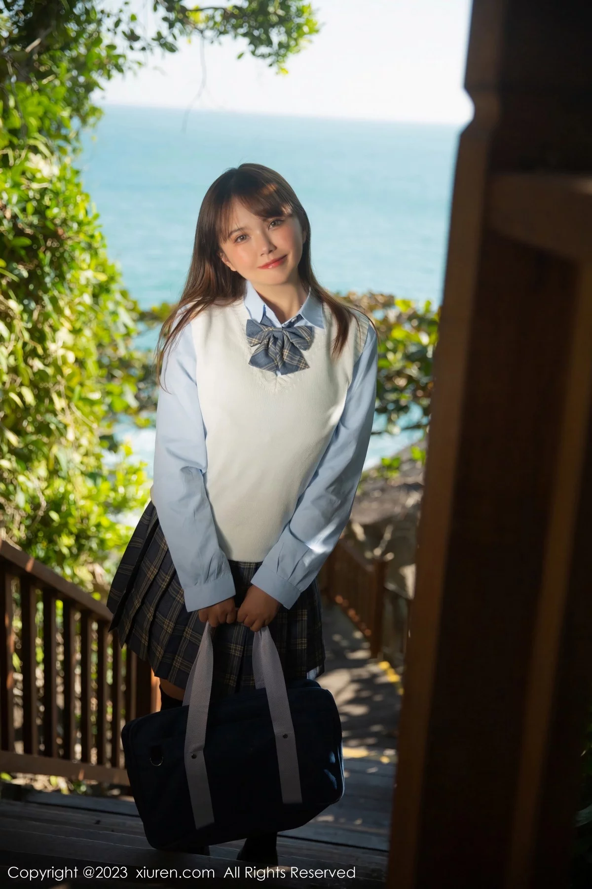 [[XiuRen秀人网]秀人网]No.6423_模特张思允Nice海边场景淡蓝色上衣配格子裙露浅色内衣诱惑写真81P