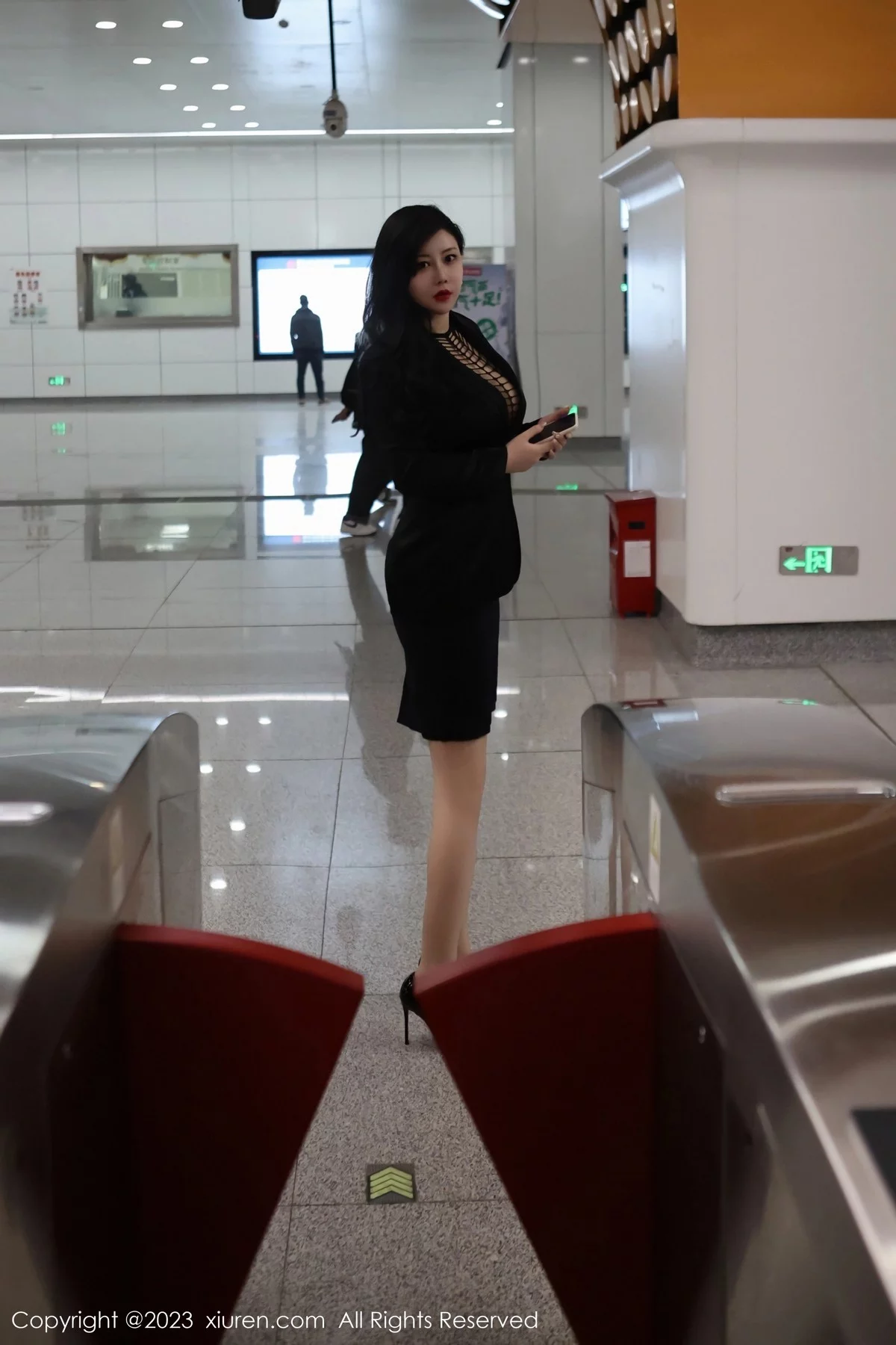 [[XiuRen秀人网]秀人网]No.6421_模特王婉悠Queen性感浅黑色OL服露红色情趣内衣丰满诱惑写真93P