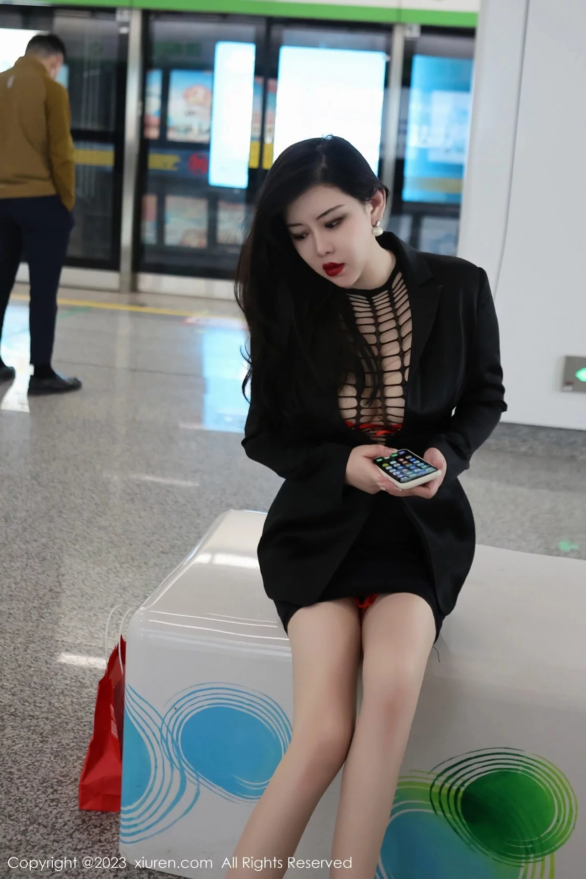 [[XiuRen秀人网]秀人网]No.6421_模特王婉悠Queen性感浅黑色OL服露红色情趣内衣丰满诱惑写真93P