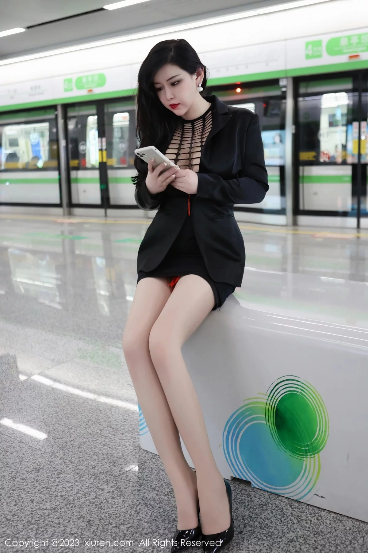 [[XiuRen秀人网]秀人网]No.6421_模特王婉悠Queen性感浅黑色OL服露红色情趣内衣丰满诱惑写真93P