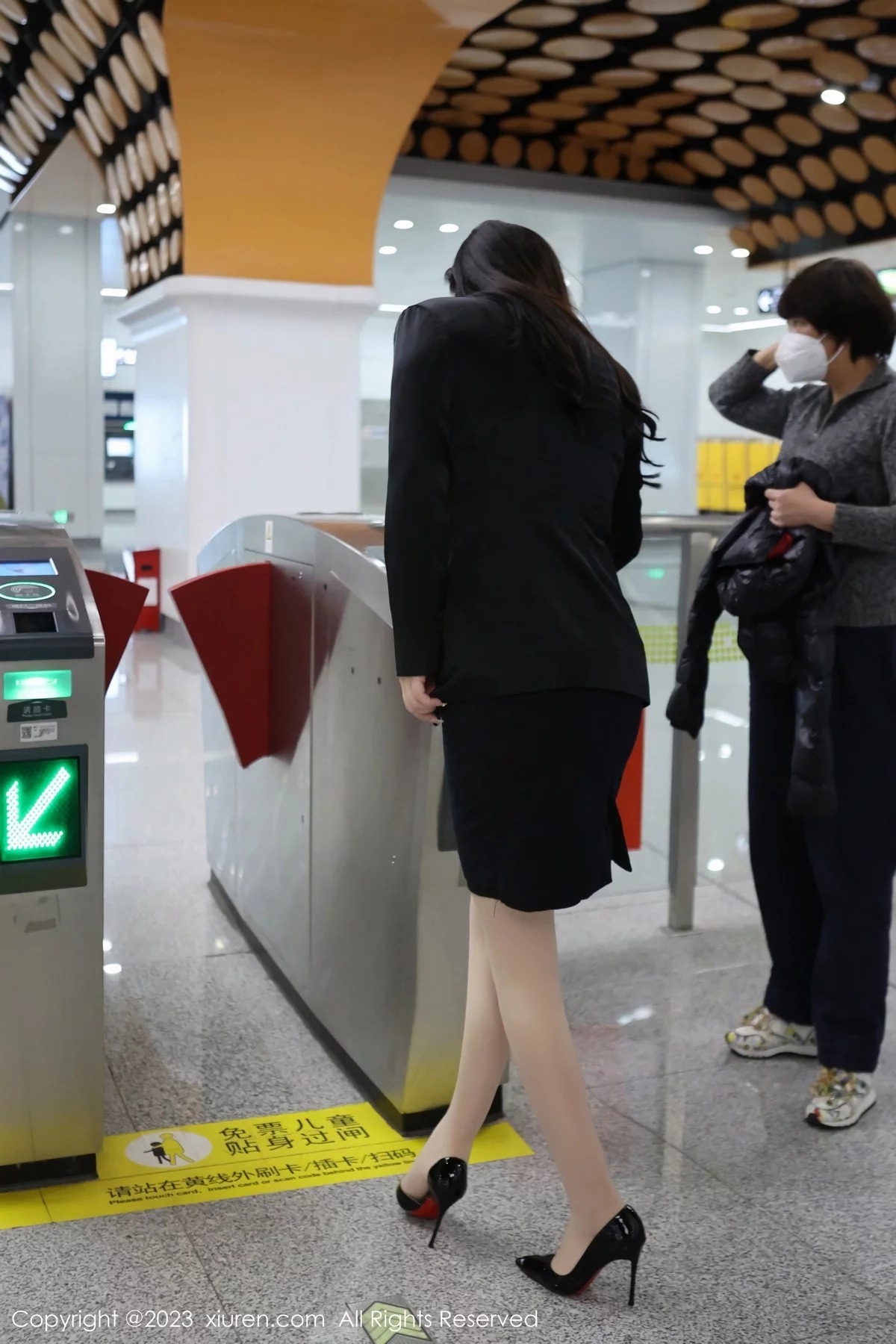 [[XiuRen秀人网]秀人网]No.6421_模特王婉悠Queen性感浅黑色OL服露红色情趣内衣丰满诱惑写真93P