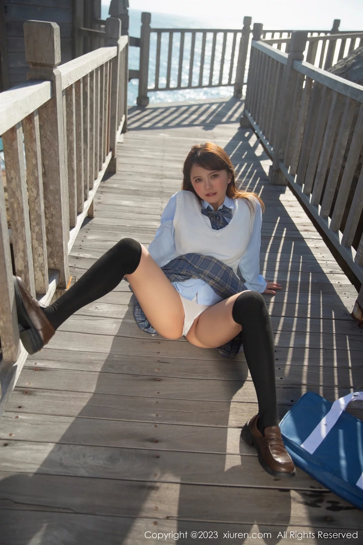[[XiuRen秀人网]秀人网]No.6423_模特张思允Nice海边场景淡蓝色上衣配格子裙露浅色内衣诱惑写真81P