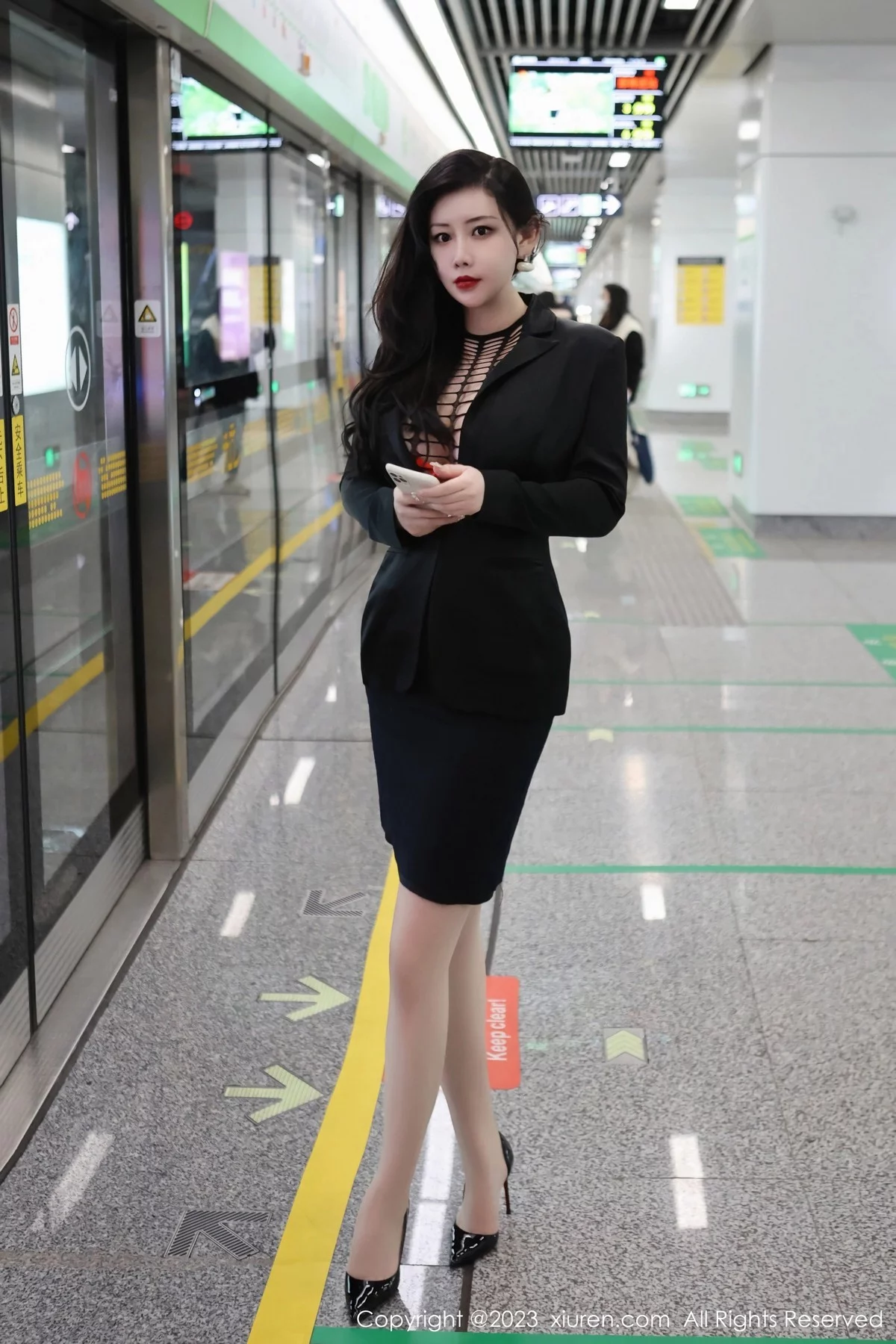 [[XiuRen秀人网]秀人网]No.6421_模特王婉悠Queen性感浅黑色OL服露红色情趣内衣丰满诱惑写真93P