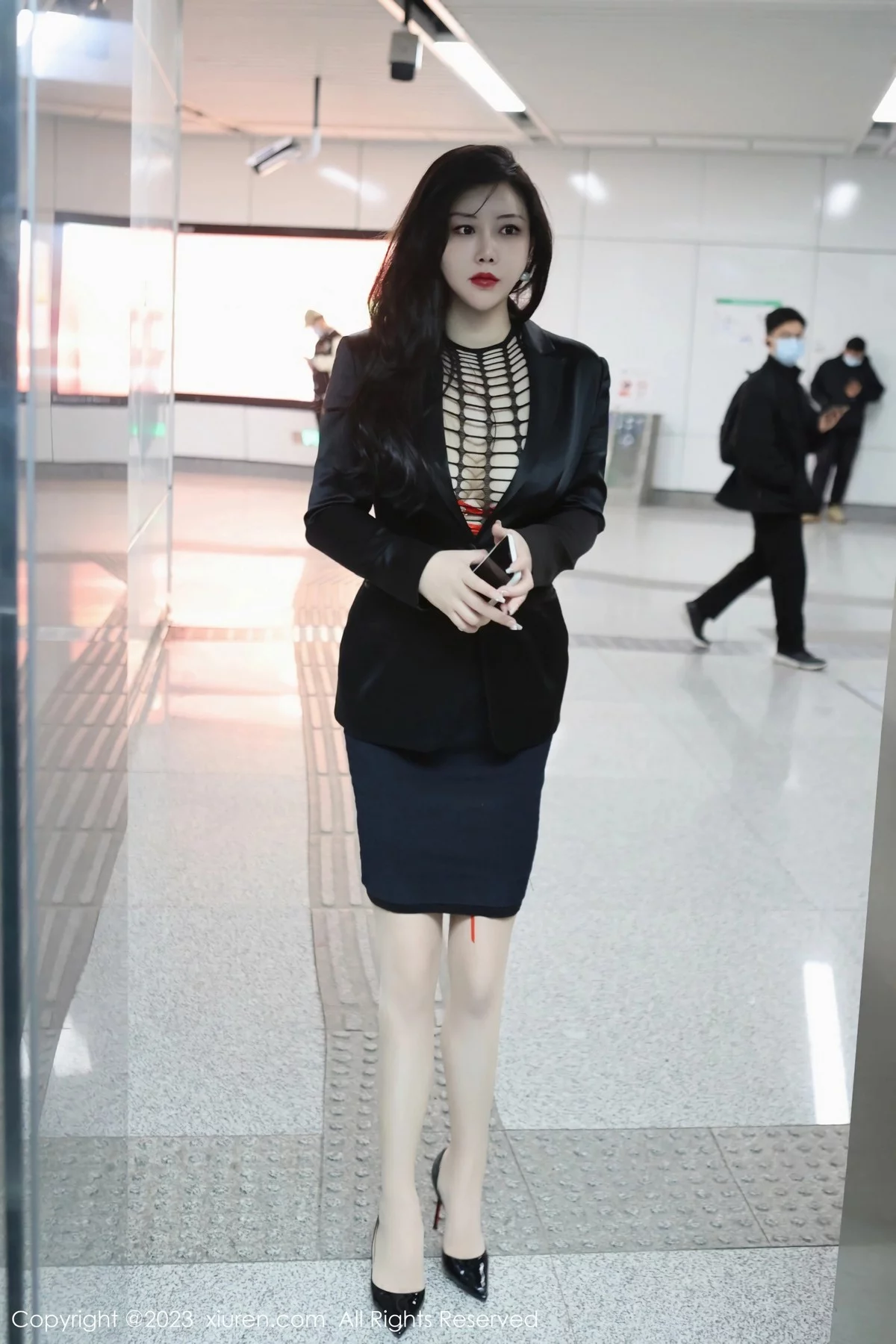 [[XiuRen秀人网]秀人网]No.6421_模特王婉悠Queen性感浅黑色OL服露红色情趣内衣丰满诱惑写真93P