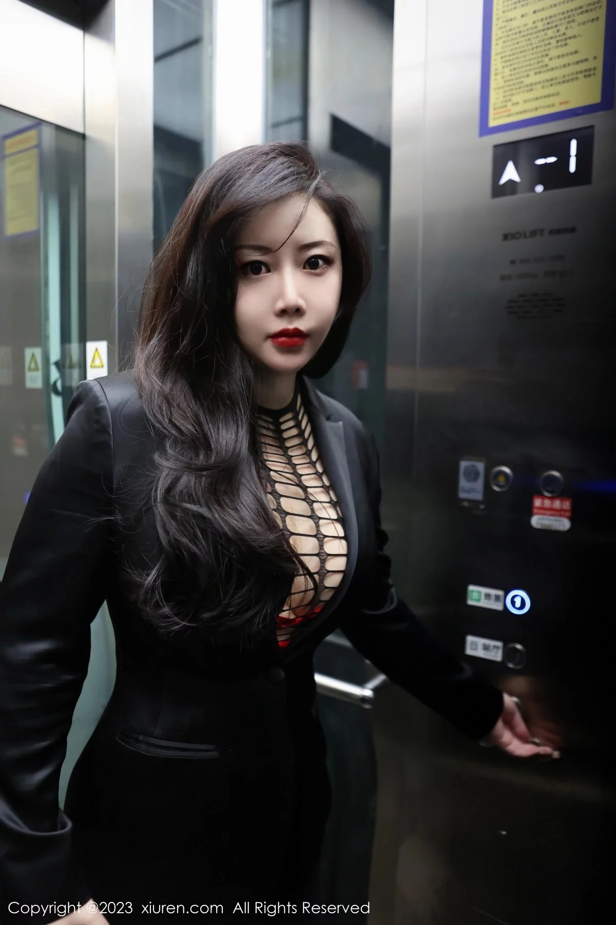 [[XiuRen秀人网]秀人网]No.6421_模特王婉悠Queen性感浅黑色OL服露红色情趣内衣丰满诱惑写真93P