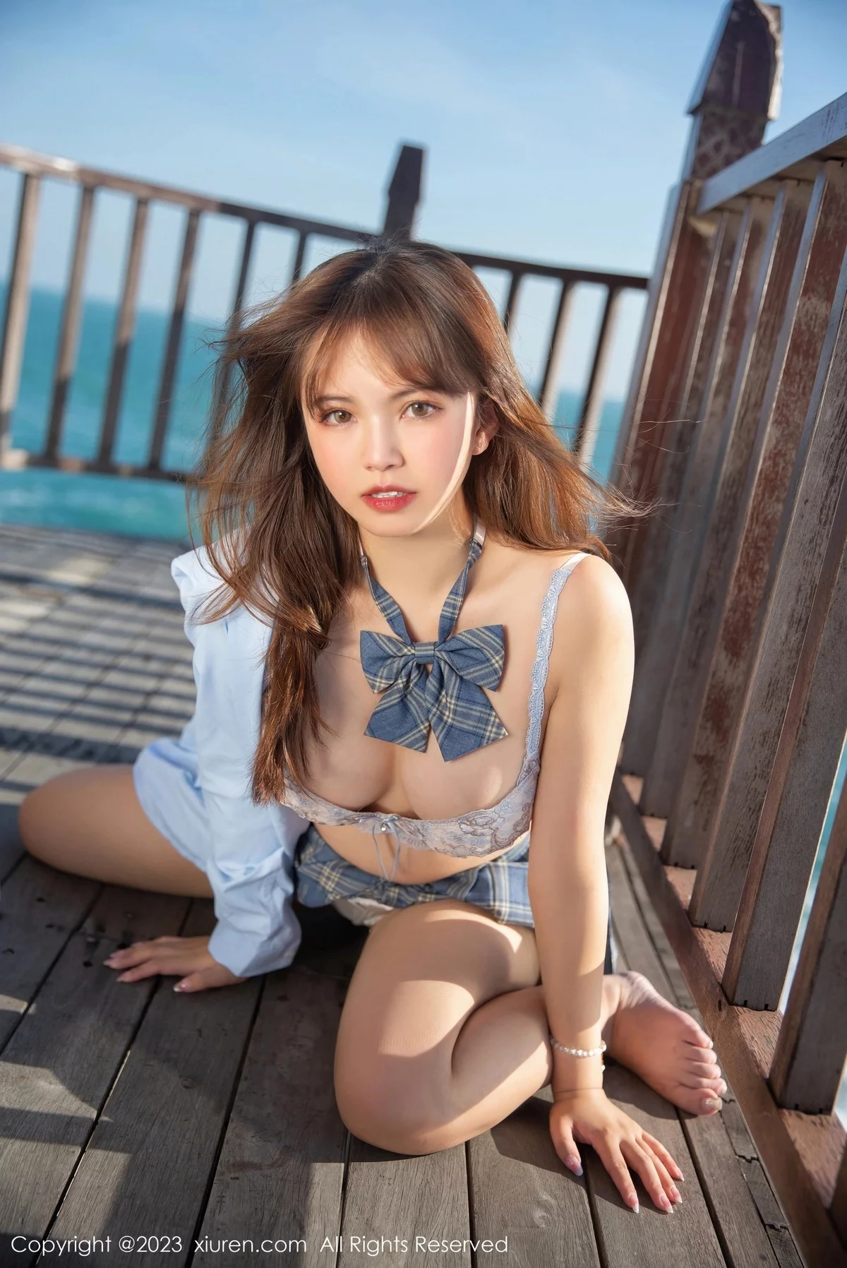 [[XiuRen秀人网]秀人网]No.6423_模特张思允Nice海边场景淡蓝色上衣配格子裙露浅色内衣诱惑写真81P