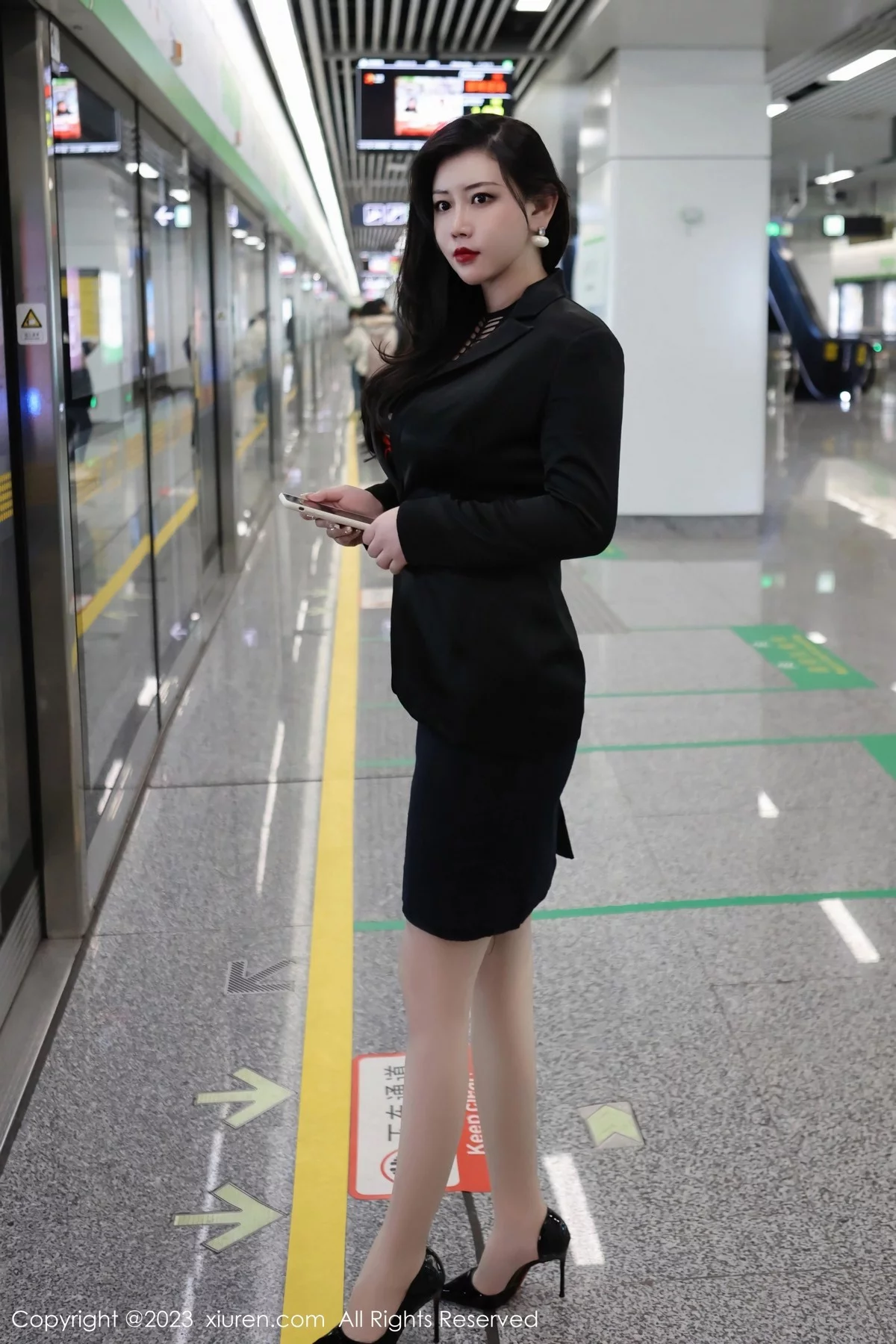 [[XiuRen秀人网]秀人网]No.6421_模特王婉悠Queen性感浅黑色OL服露红色情趣内衣丰满诱惑写真93P