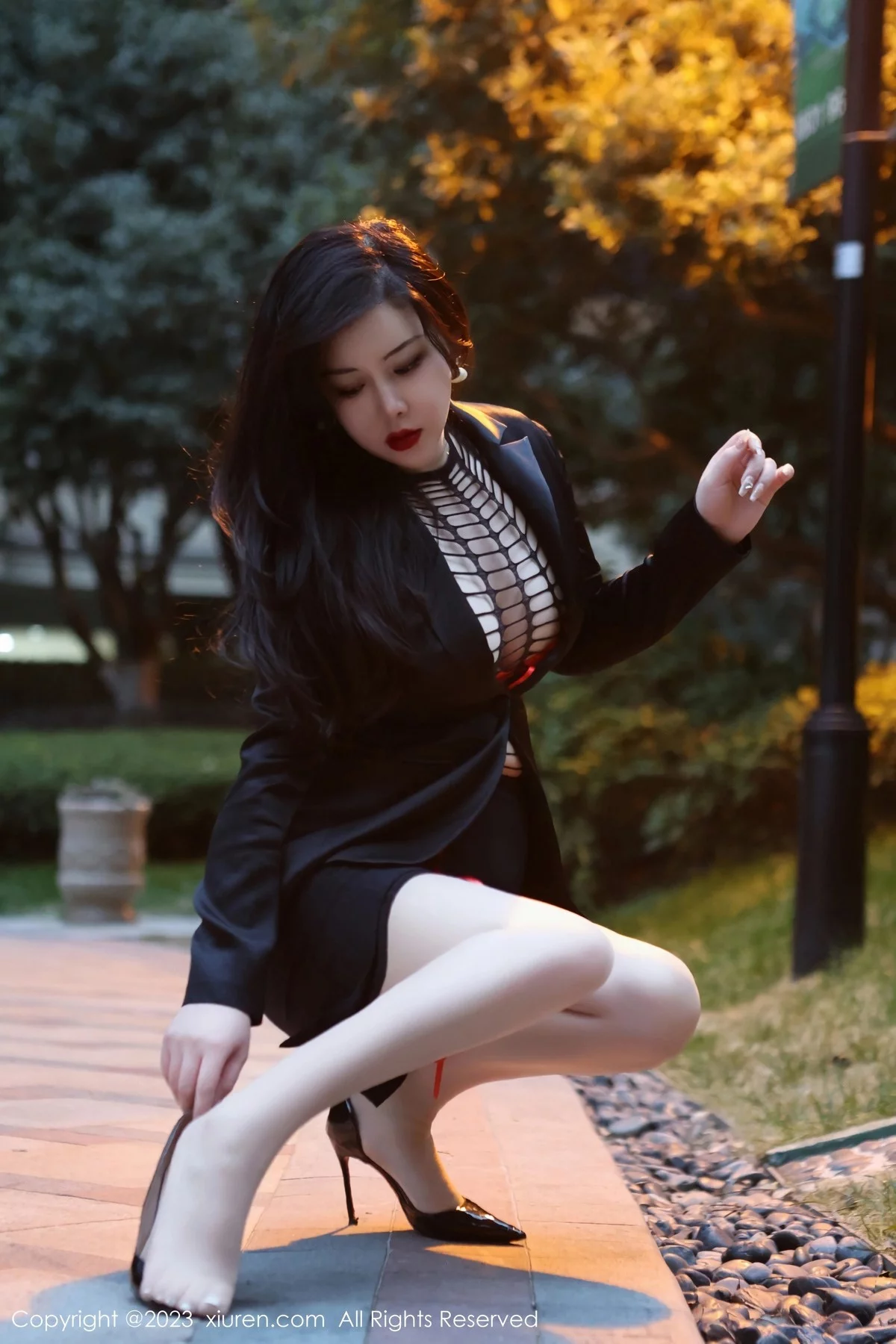 [[XiuRen秀人网]秀人网]No.6421_模特王婉悠Queen性感浅黑色OL服露红色情趣内衣丰满诱惑写真93P