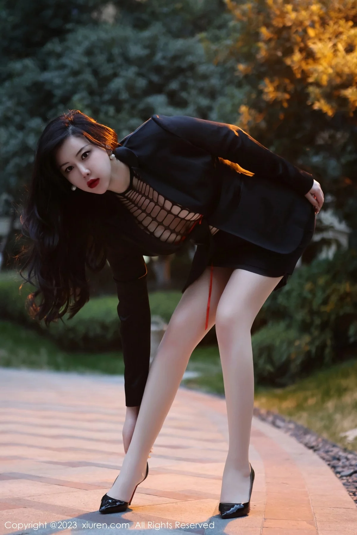 [[XiuRen秀人网]秀人网]No.6421_模特王婉悠Queen性感浅黑色OL服露红色情趣内衣丰满诱惑写真93P