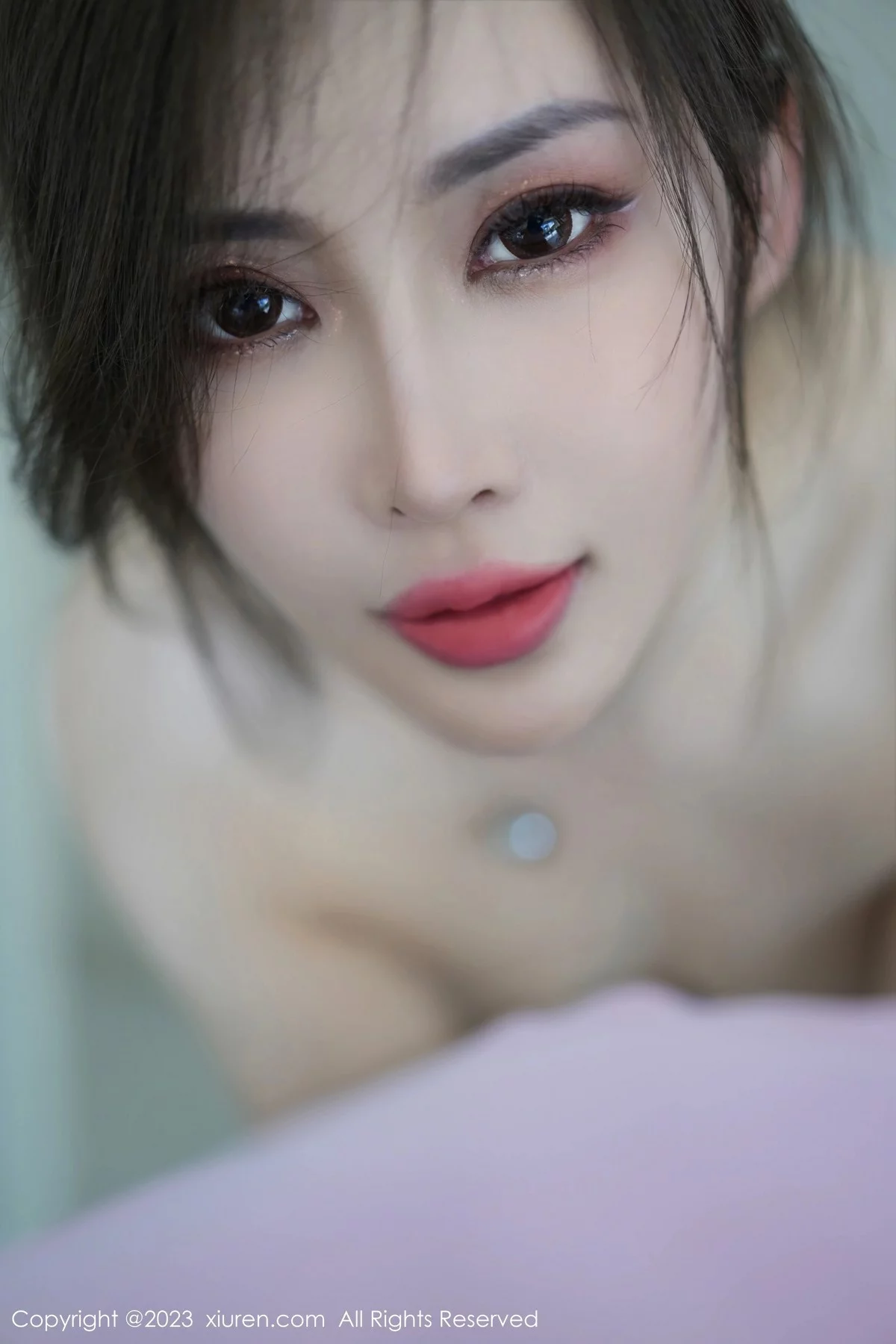 [[XiuRen秀人网]秀人网]No.6429_女神Carol周妍希性感灰色露肩连衣短裙半脱秀豪乳翘臀诱惑写真89P