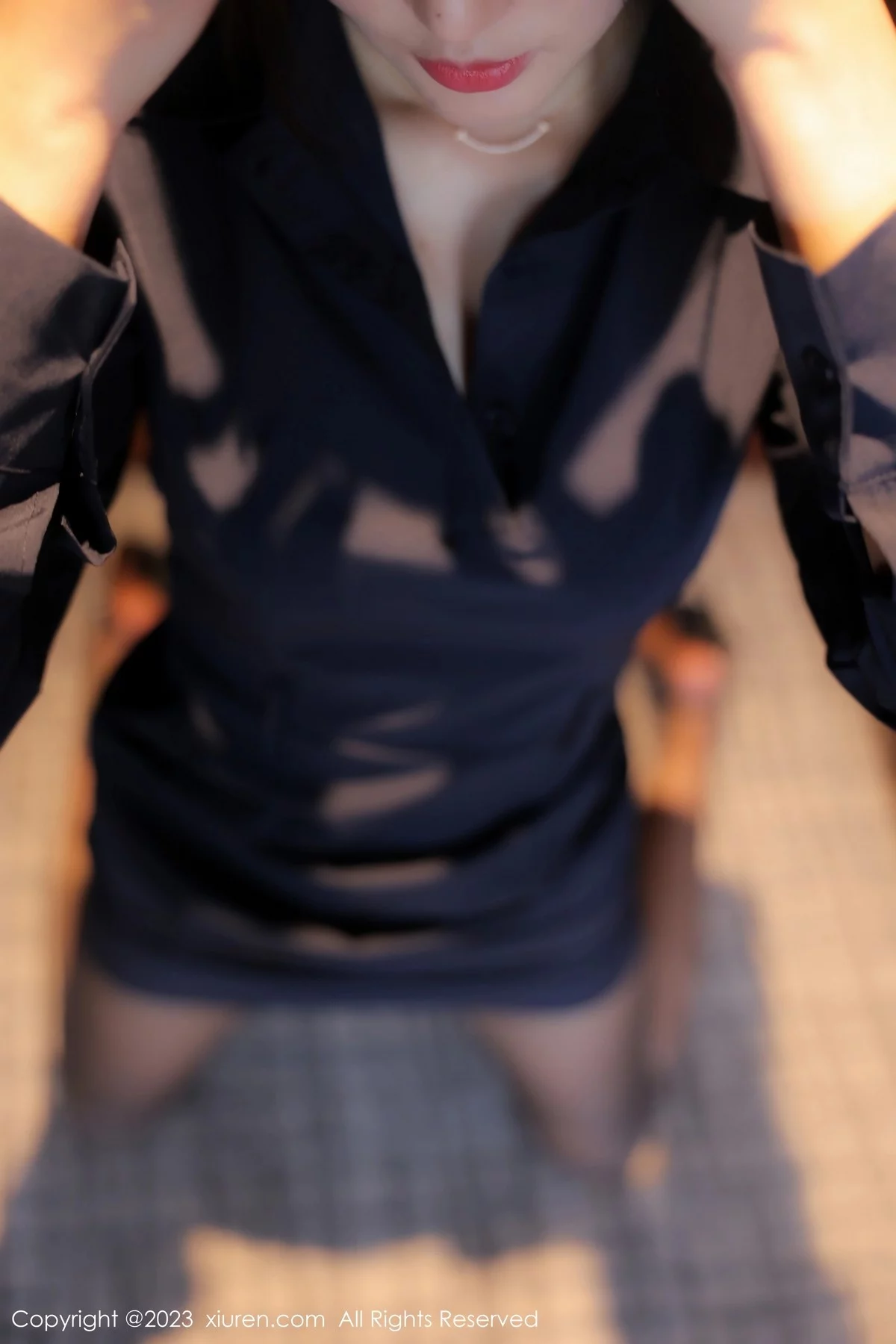 [[XiuRen秀人网]秀人网]No.6427_模特桐桐深蓝色服饰露性感白色蕾丝内衣配超薄黑丝完美诱惑写真79P