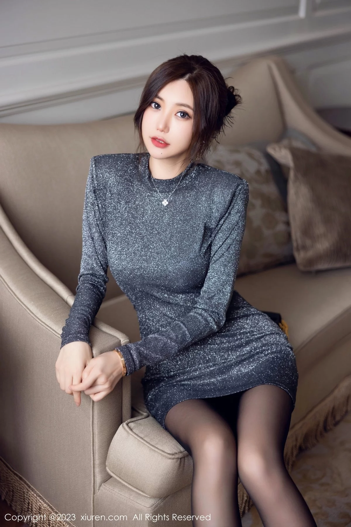 [[XiuRen秀人网]秀人网]No.6431_女神绮里嘉ula性感灰色服饰配超薄无内黑丝秀曼妙身姿诱惑写真76P