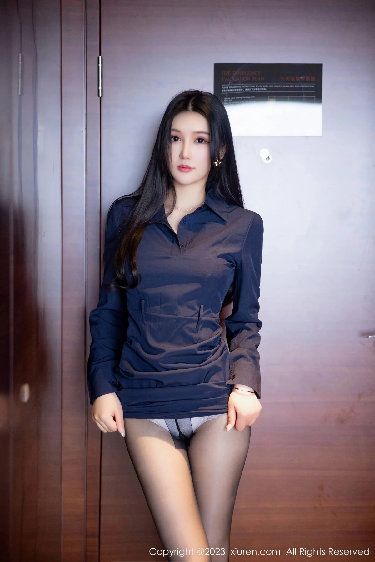 [[XiuRen秀人网]秀人网]No.6427_模特桐桐深蓝色服饰露性感白色蕾丝内衣配超薄黑丝完美诱惑写真79P