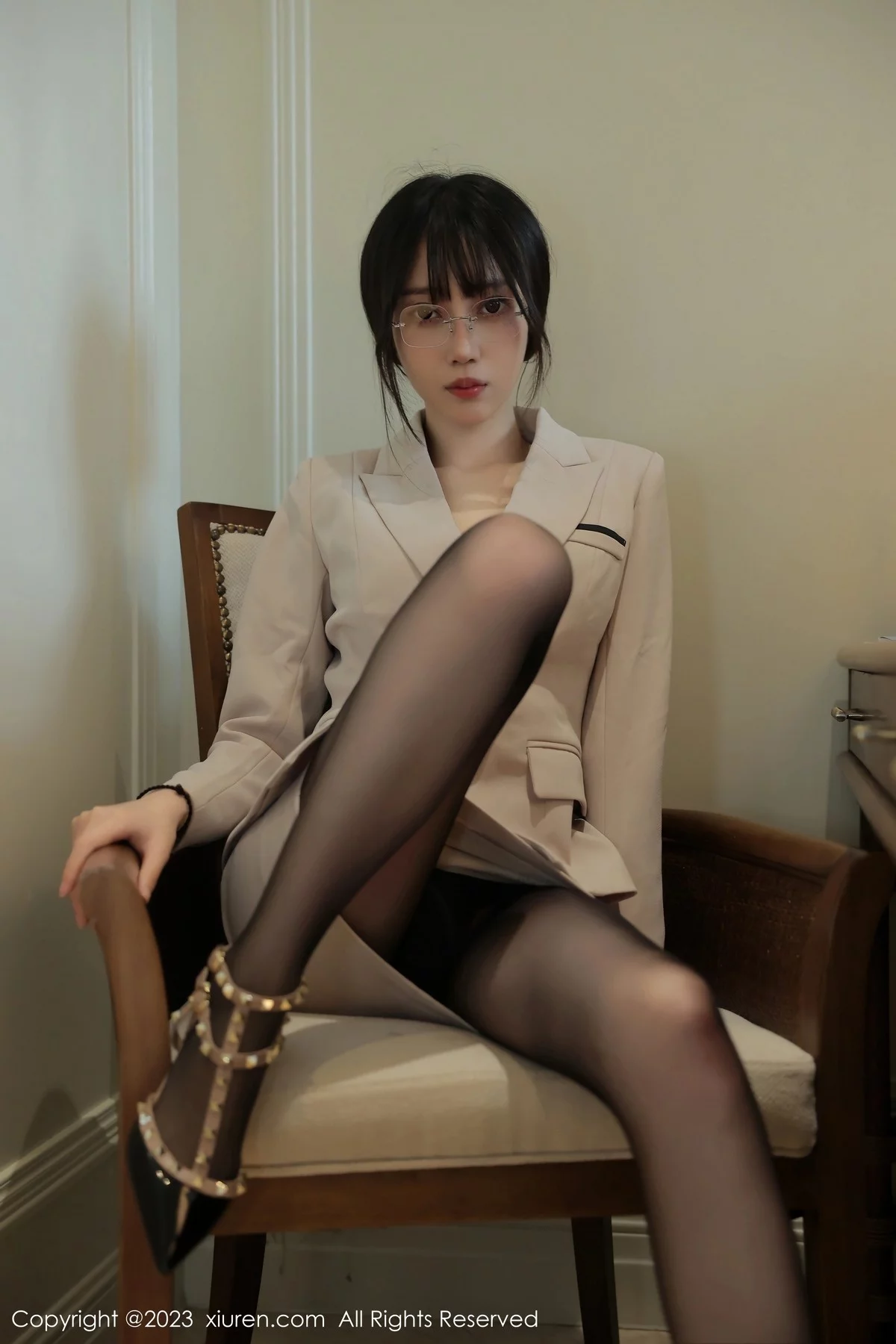 [[XiuRen秀人网]秀人网]No.6428_模特玥儿玥er脱浅色Ol服饰露黑色蕾丝内衣配超薄黑丝魅惑写真56P