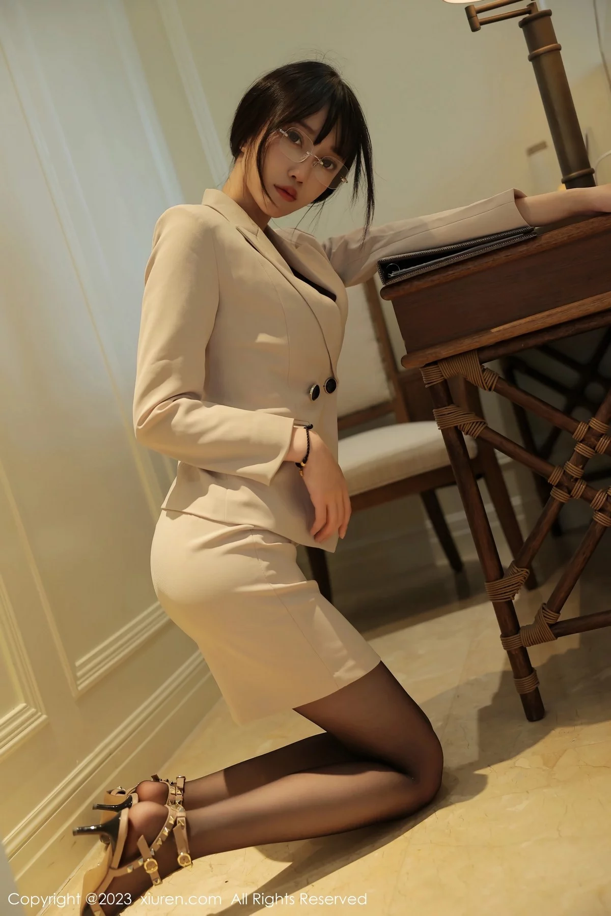 [[XiuRen秀人网]秀人网]No.6428_模特玥儿玥er脱浅色Ol服饰露黑色蕾丝内衣配超薄黑丝魅惑写真56P