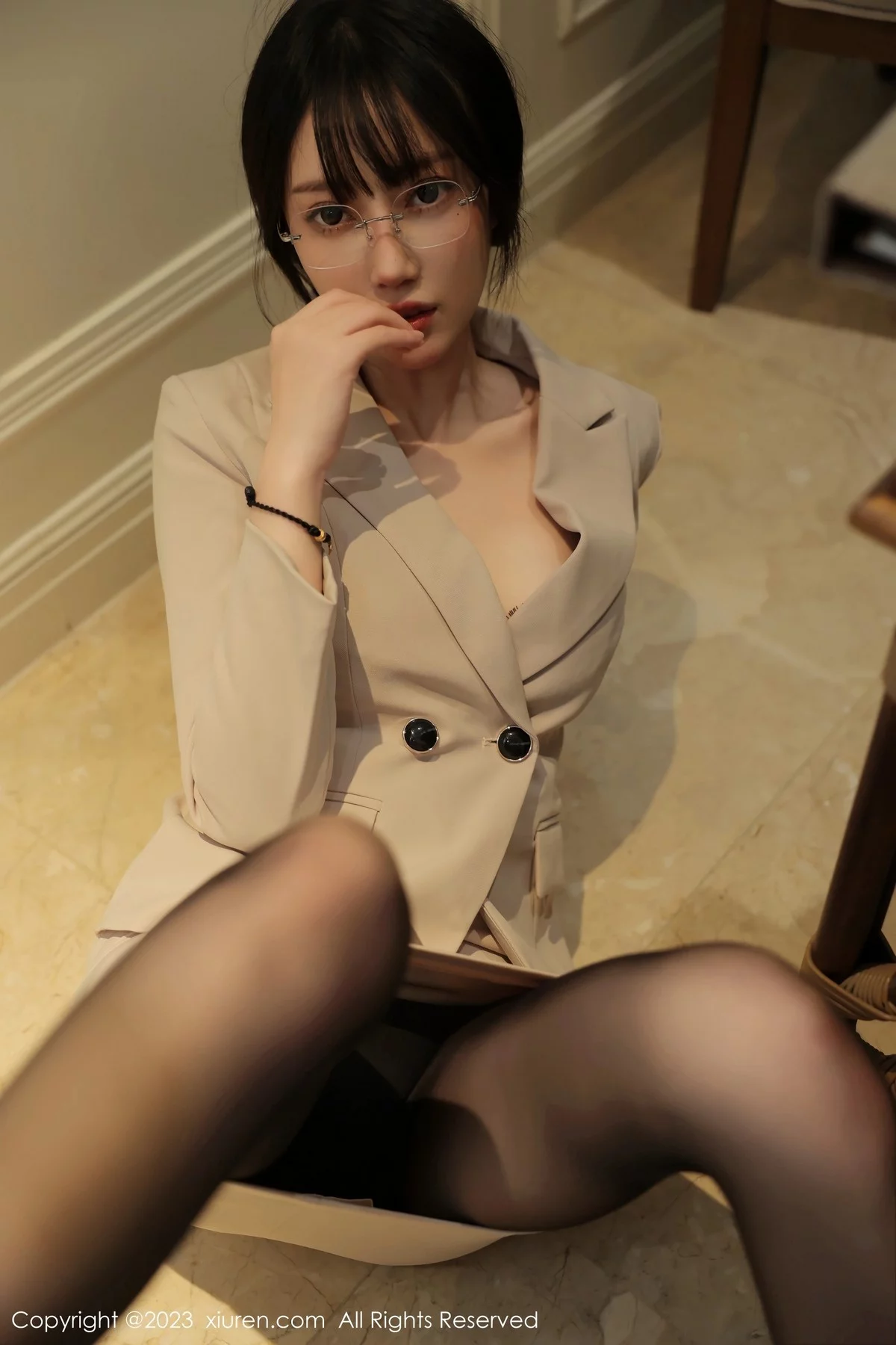 [[XiuRen秀人网]秀人网]No.6428_模特玥儿玥er脱浅色Ol服饰露黑色蕾丝内衣配超薄黑丝魅惑写真56P