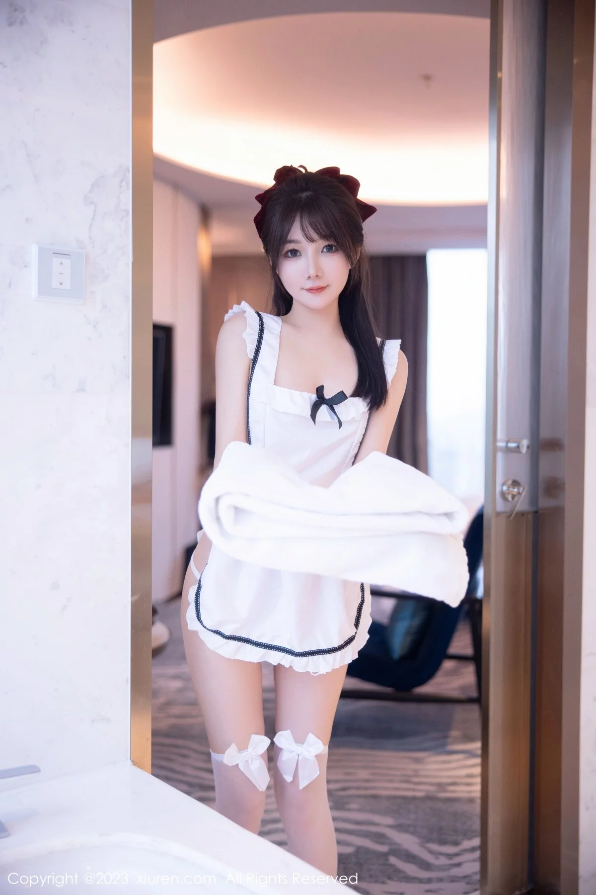 [[XiuRen秀人网]秀人网]No.6299_模特婠婠么性感真空白色女仆配白丝袜秀曼妙身姿迷人诱惑写真78P